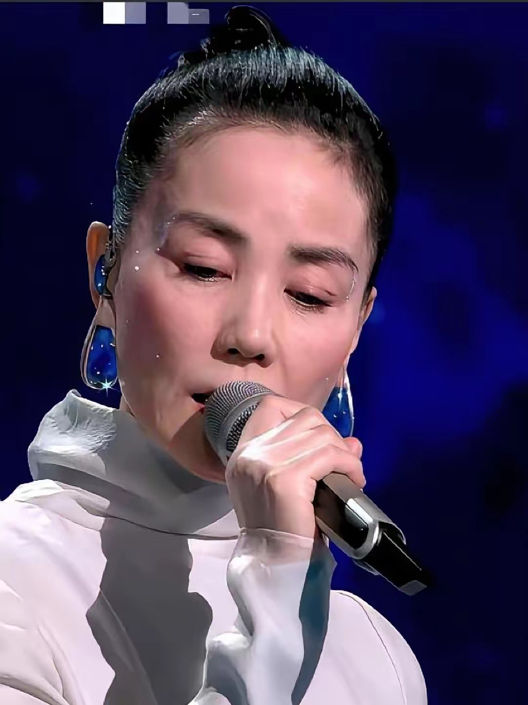 王菲春晚放狠话小众歌一字不改直接封神