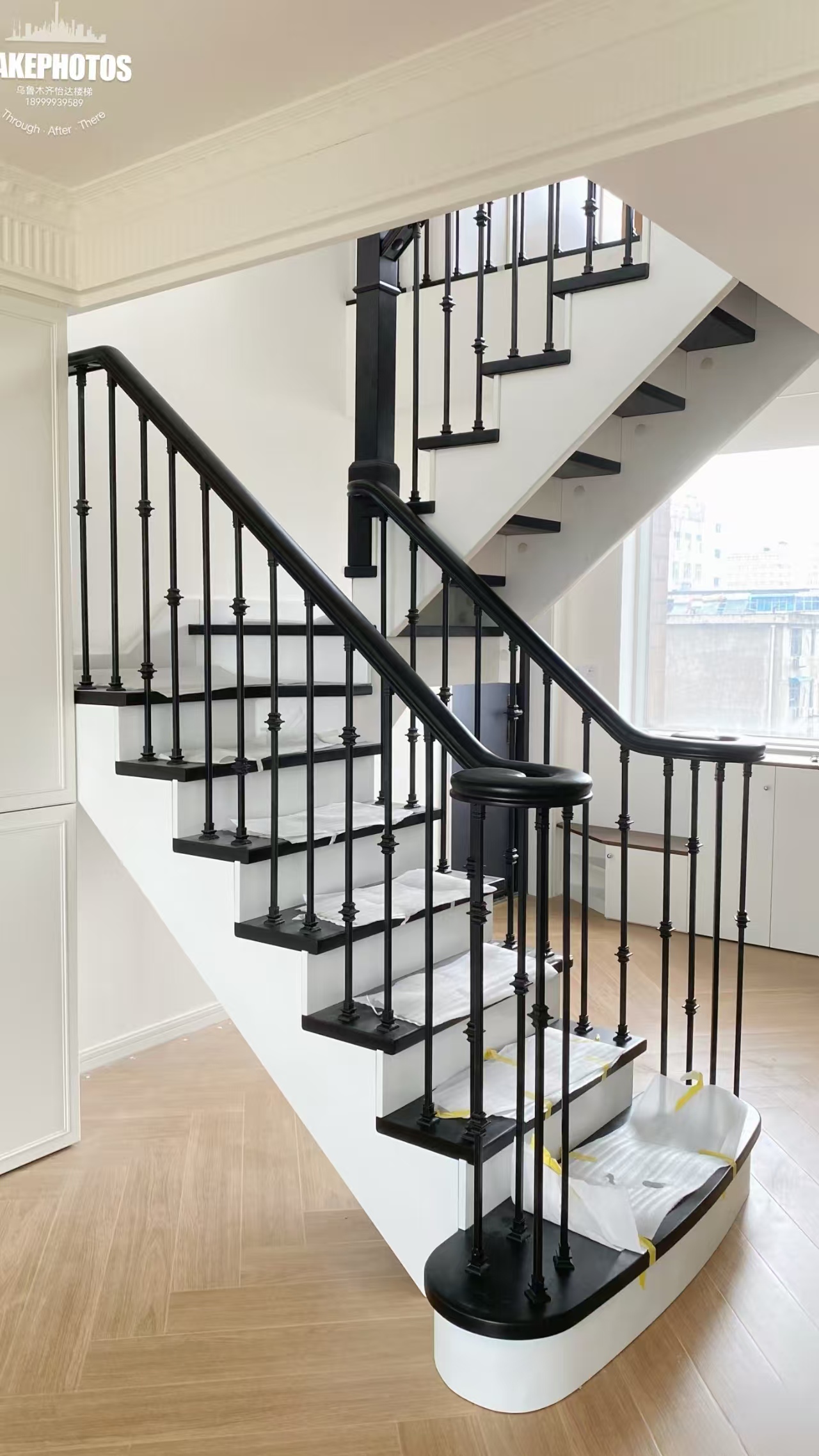 这款黑白配色的实木楼梯,以铁艺栏杆与实木扶手的创新结合,独具匠心的
