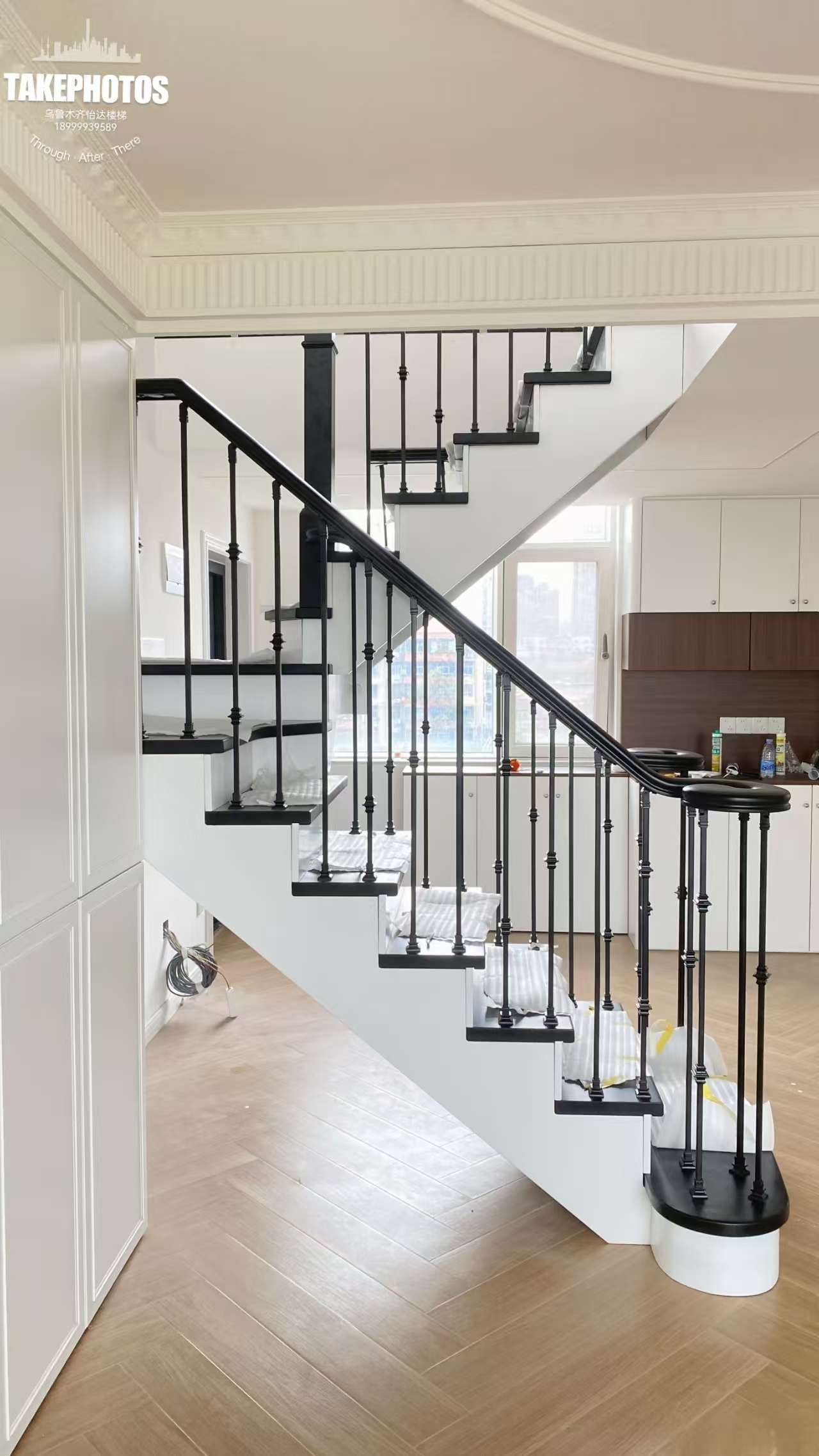 这款黑白配色的实木楼梯,以铁艺栏杆与实木扶手的创新结合,独具匠心的