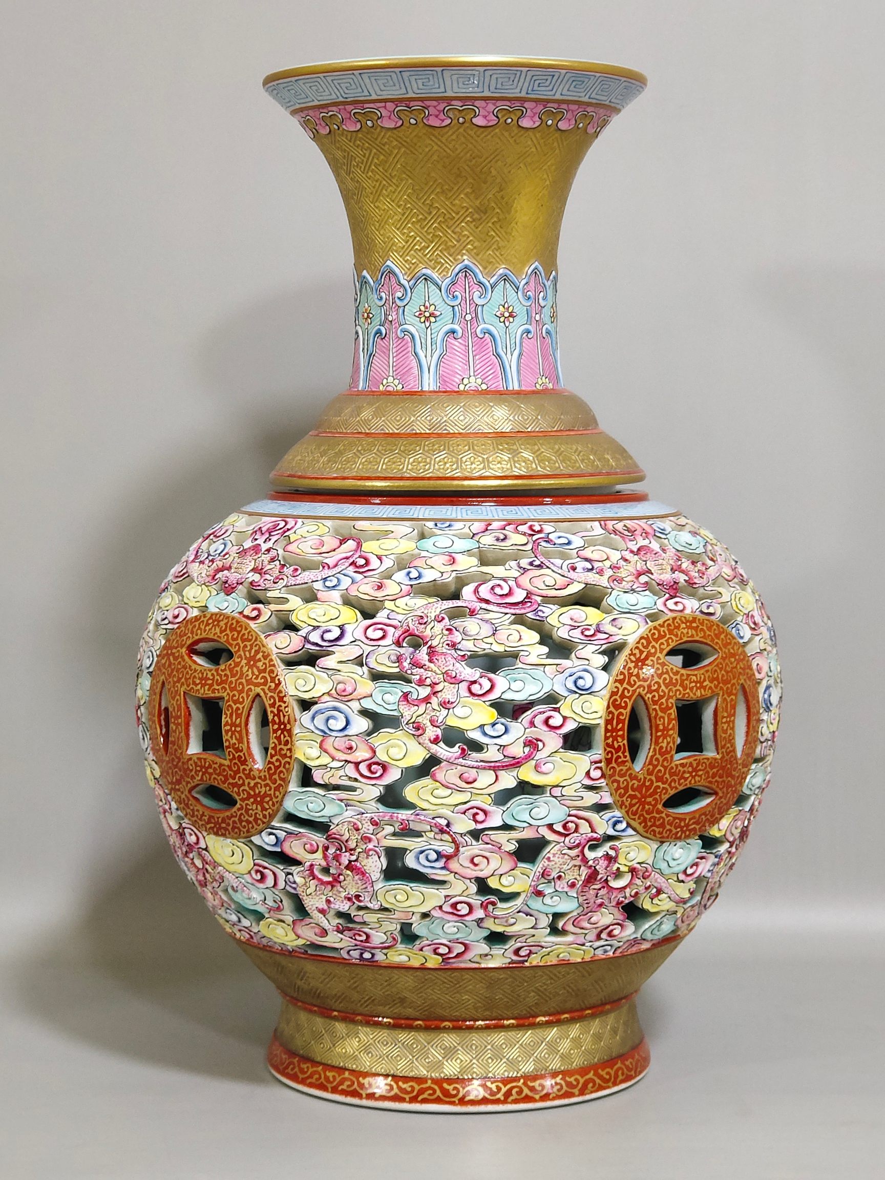 精品收藏 清代乾隆粉彩镂空描金云福转心瓶. 尺寸:高:28