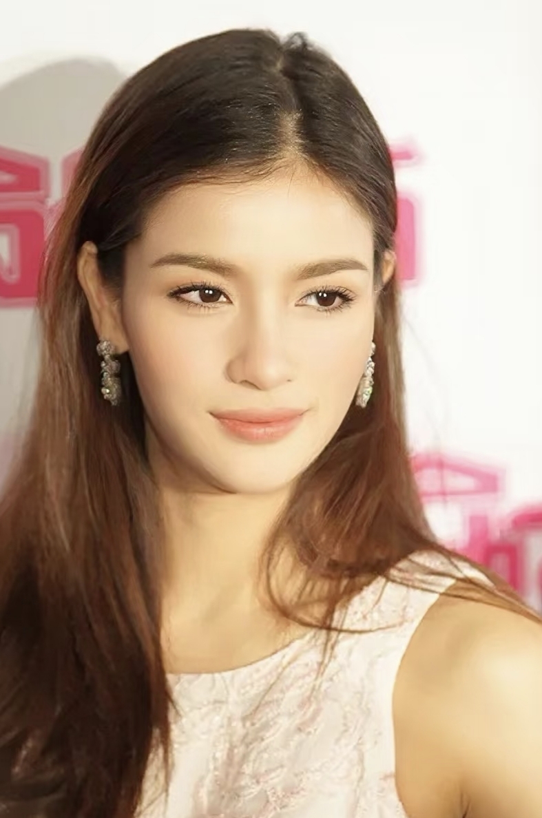 泰国女明星vill其实真的很可惜,现在有时候看见她的新闻,我都忍不住