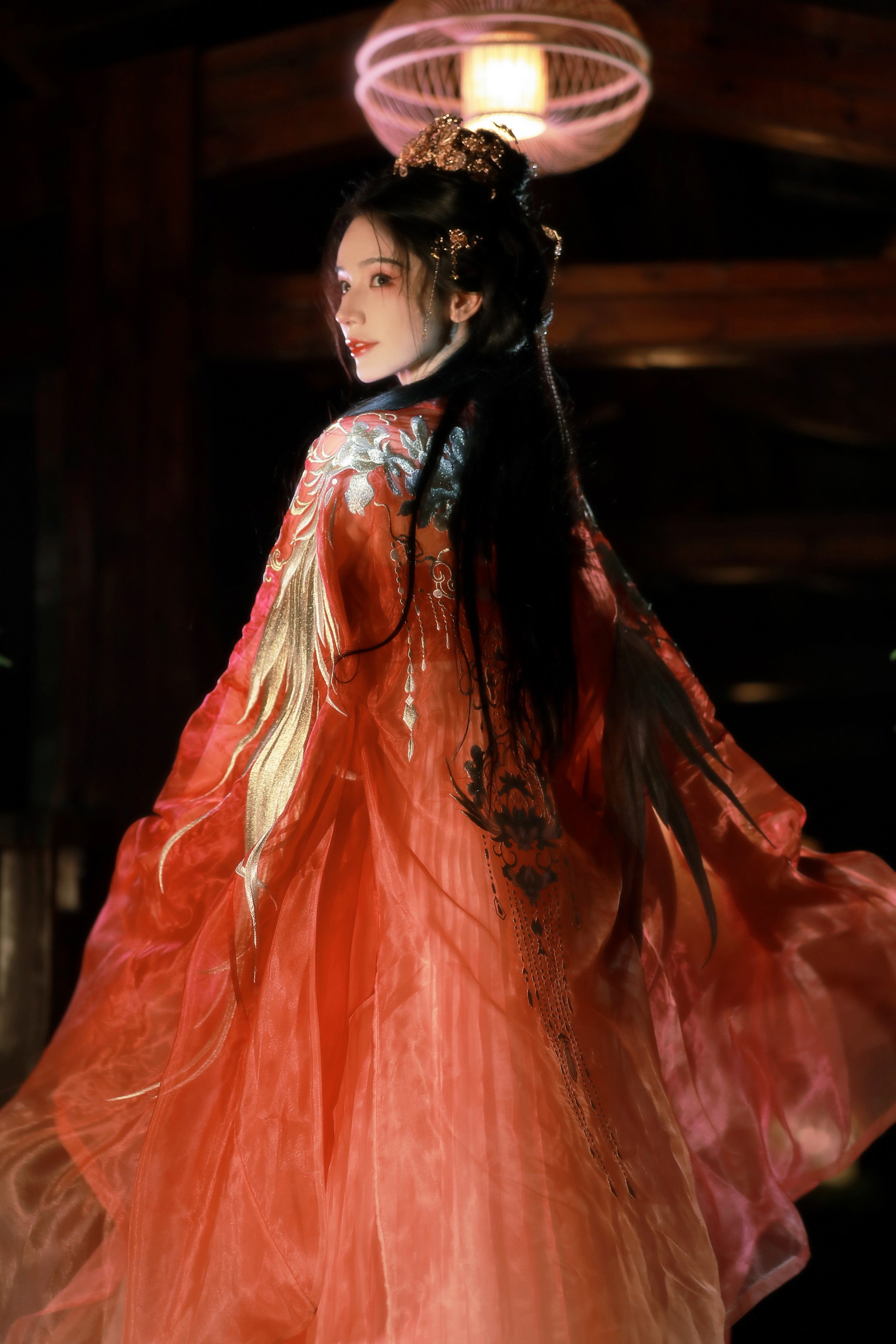 今天,三大指数都是高开高走,红盘收盘