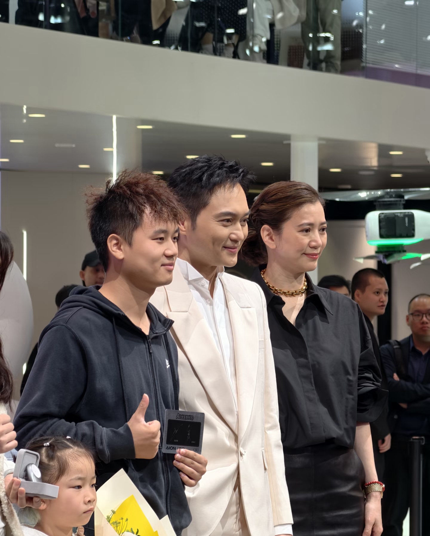 广州车站遇到张智霖袁咏仪夫妇两人年纪加一起都100多岁了还是男帅