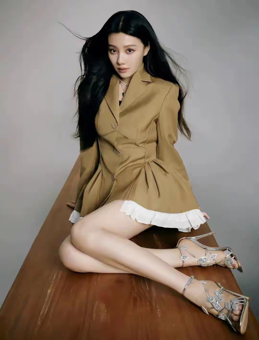 王鹤润,肤白腿长,眼神迷离