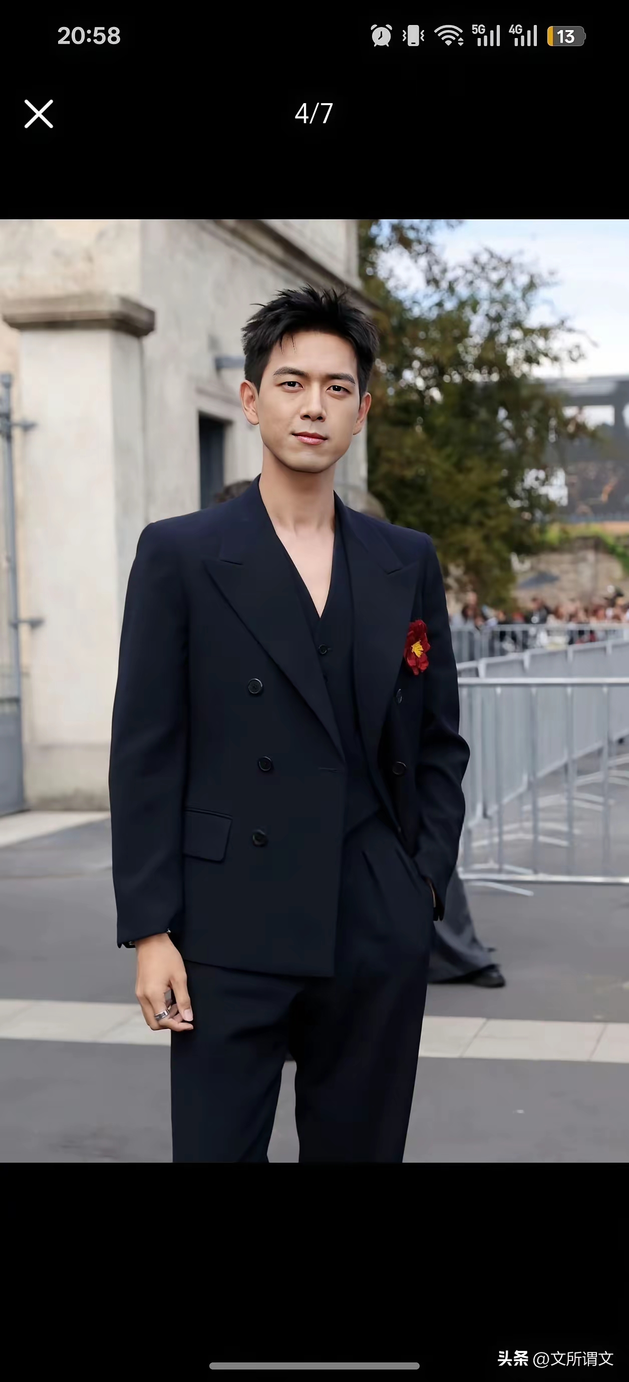 "米兰时装周秀场内外,穿西装的李现