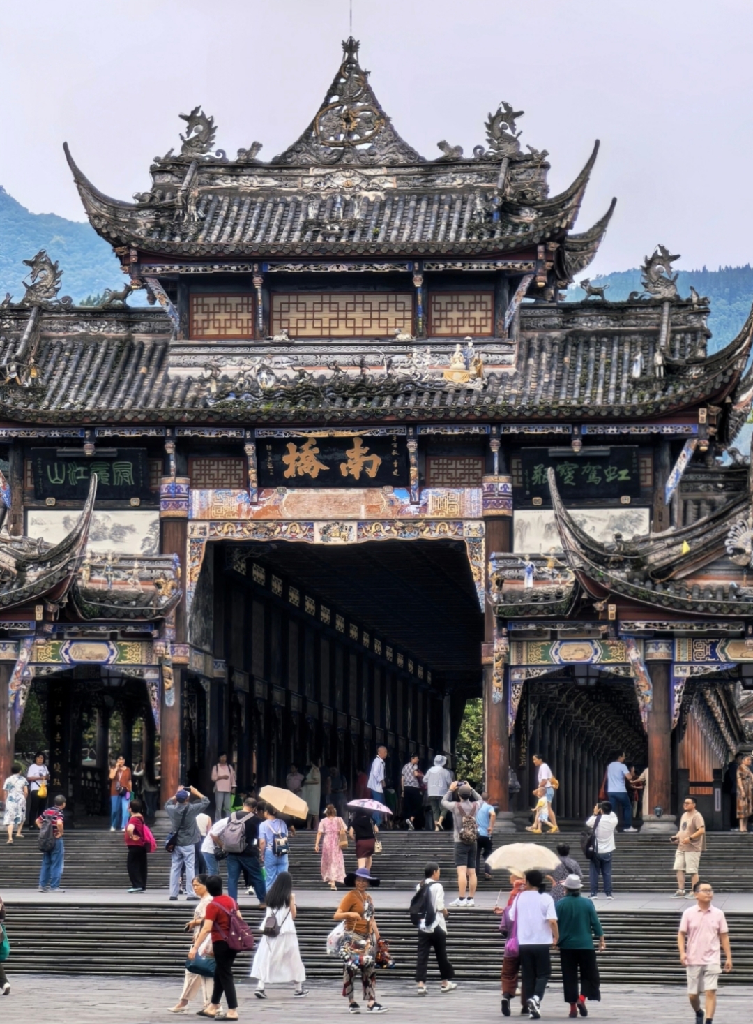 都江堰是一座兼具历史文化与自然风光的旅游胜地以下是其游玩及景点