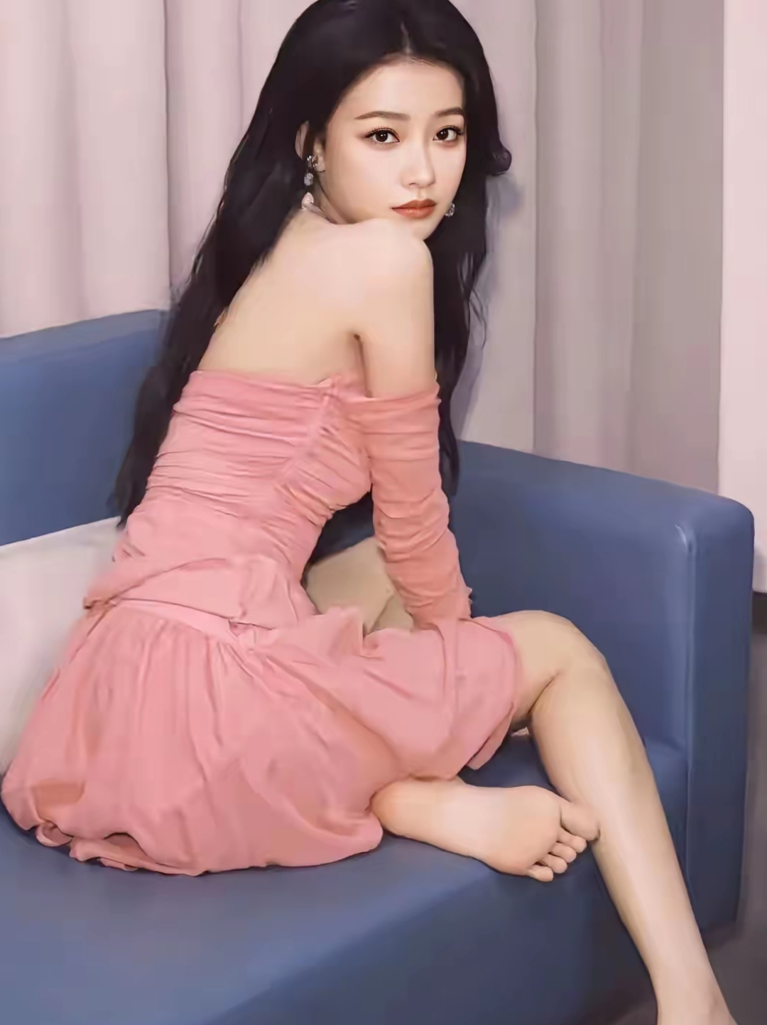 孙怡小姐姐今天穿了条粉嫩的裙子,坐在沙发上,脚丫子翘起来,真是可爱