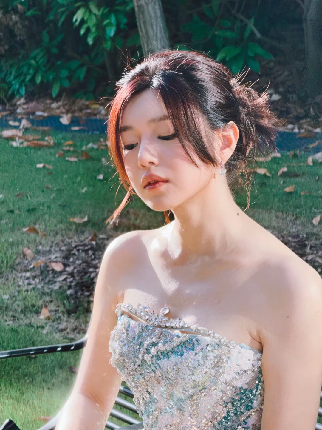 陈妍希的抹胸裙 自带高光滤镜