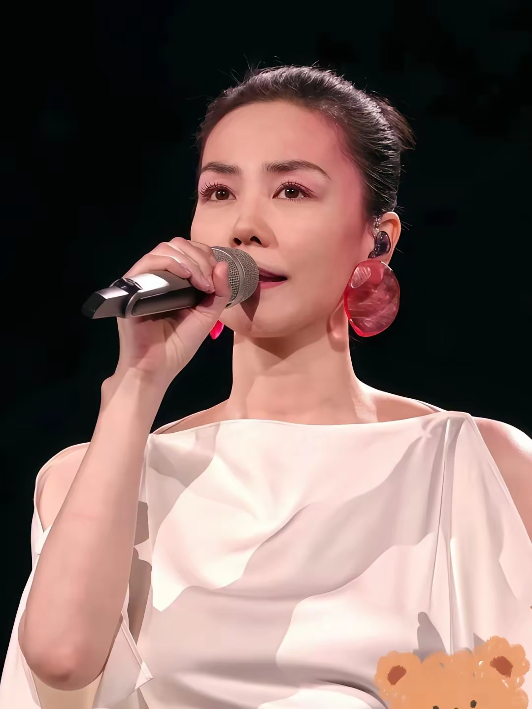 真是绝了 以前也没人告诉我 王菲这个人这么体面啊刚知道她竟然