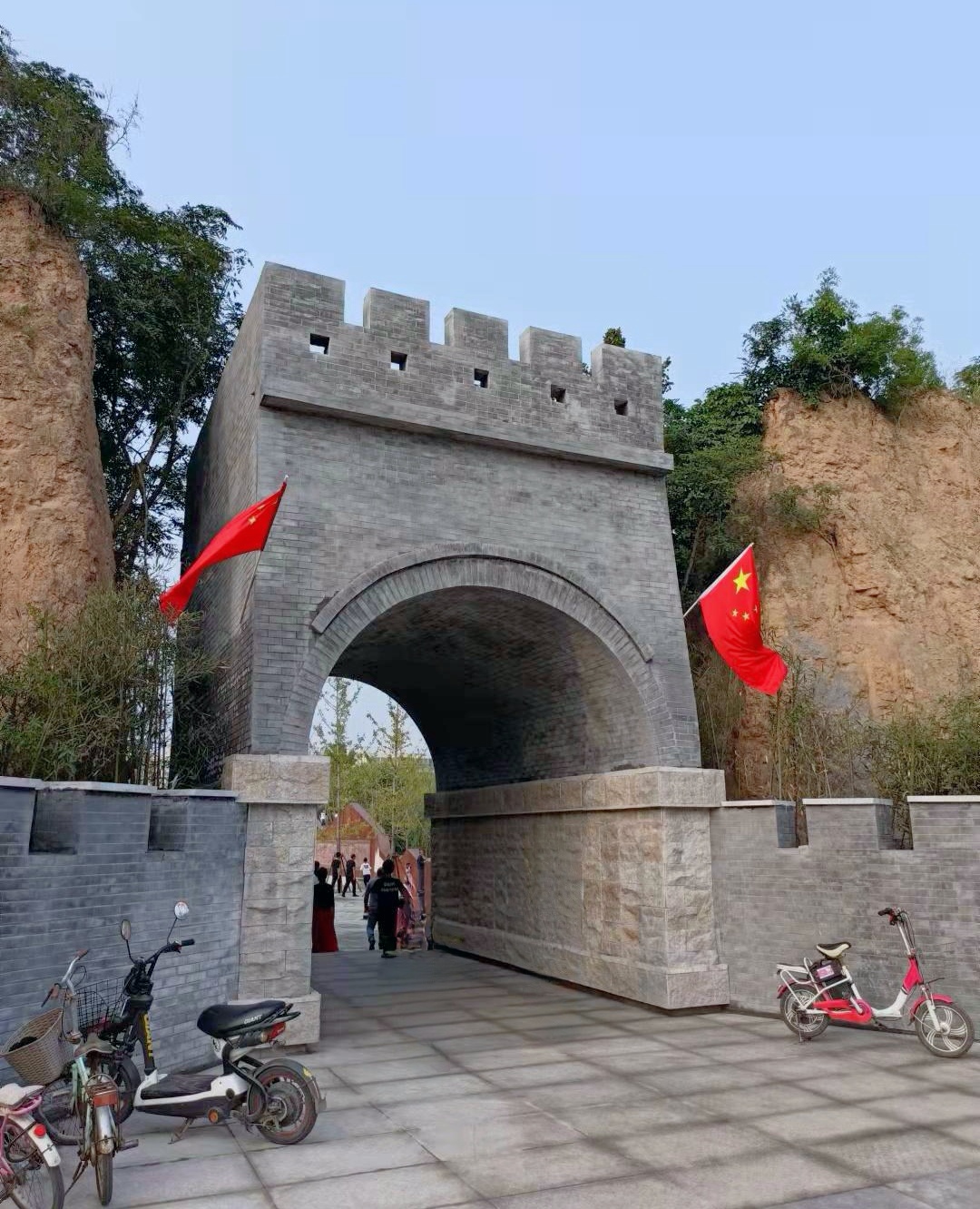 走进在原遗址上新建的旧城遗址公园大概都是为了凭吊战国名将李牧的
