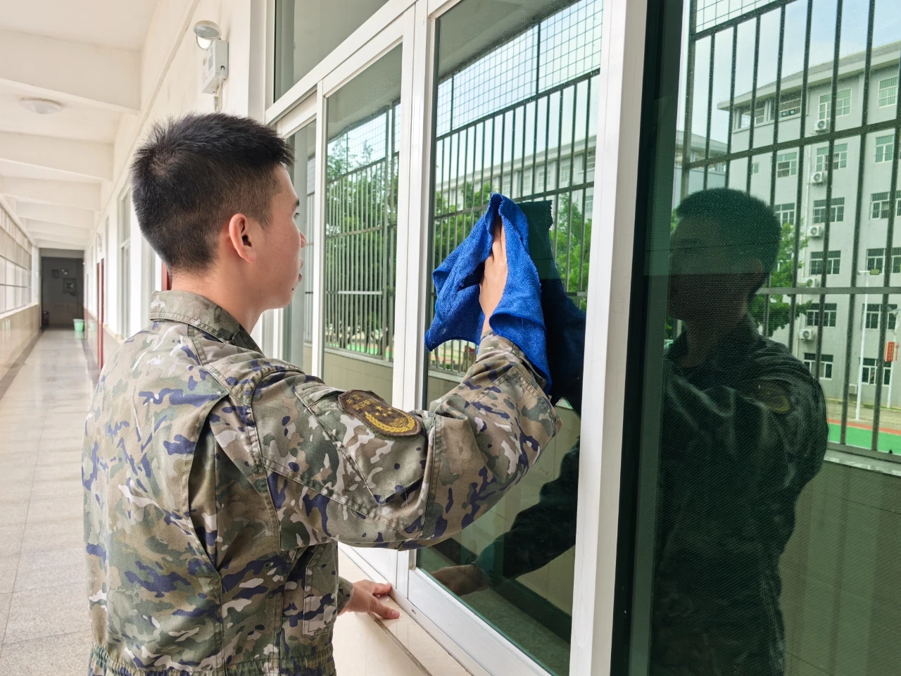 随着2025年秋季入伍新兵怀揣报国之志奔赴军营,武警某总队新兵团的