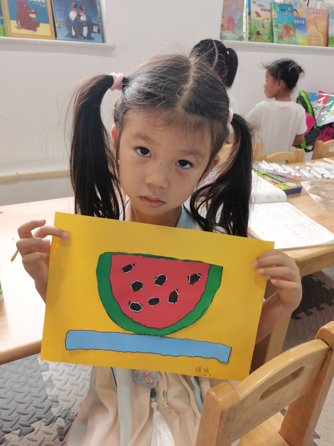 夏日清凉,依依的创意手工"西瓜"已完成!