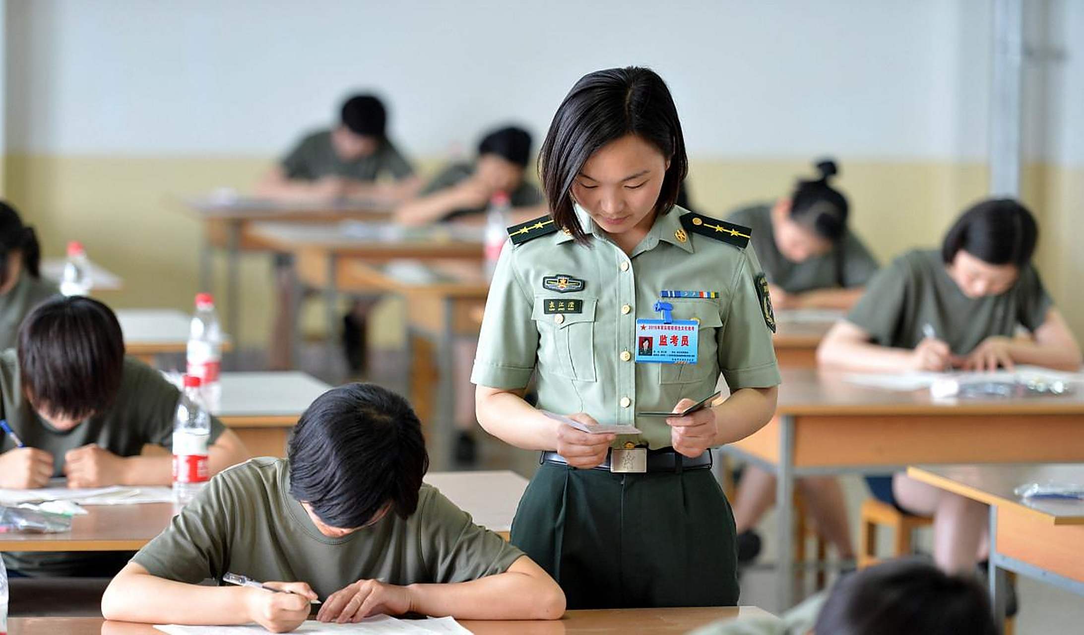 当兵岁月之考试2  从考场灰头土脸走出来,整个人像泄了气的皮球,身上