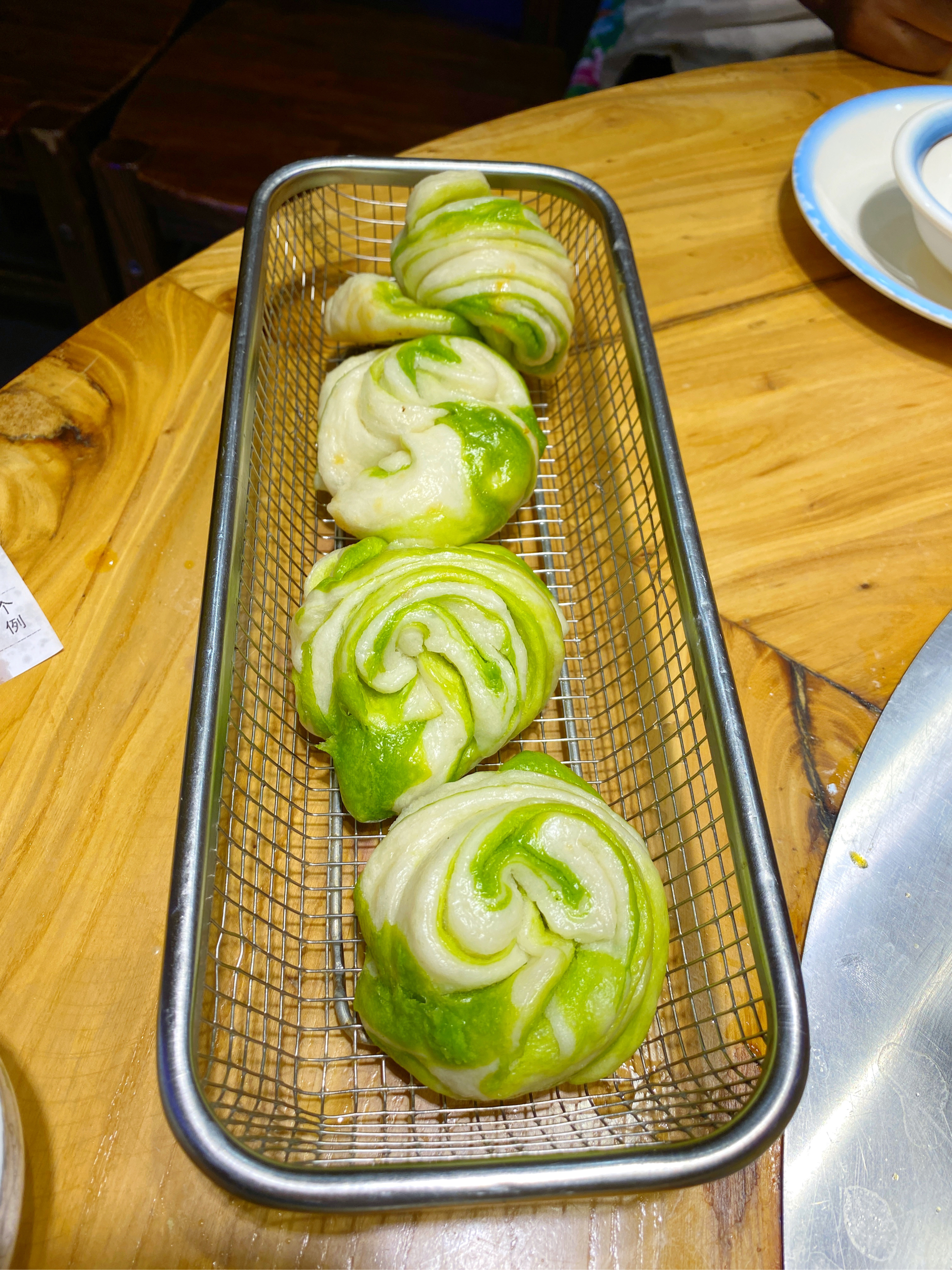 到长白山旅游怎能不尝尝东北的美食呢,住在松江河镇上的这几天我和