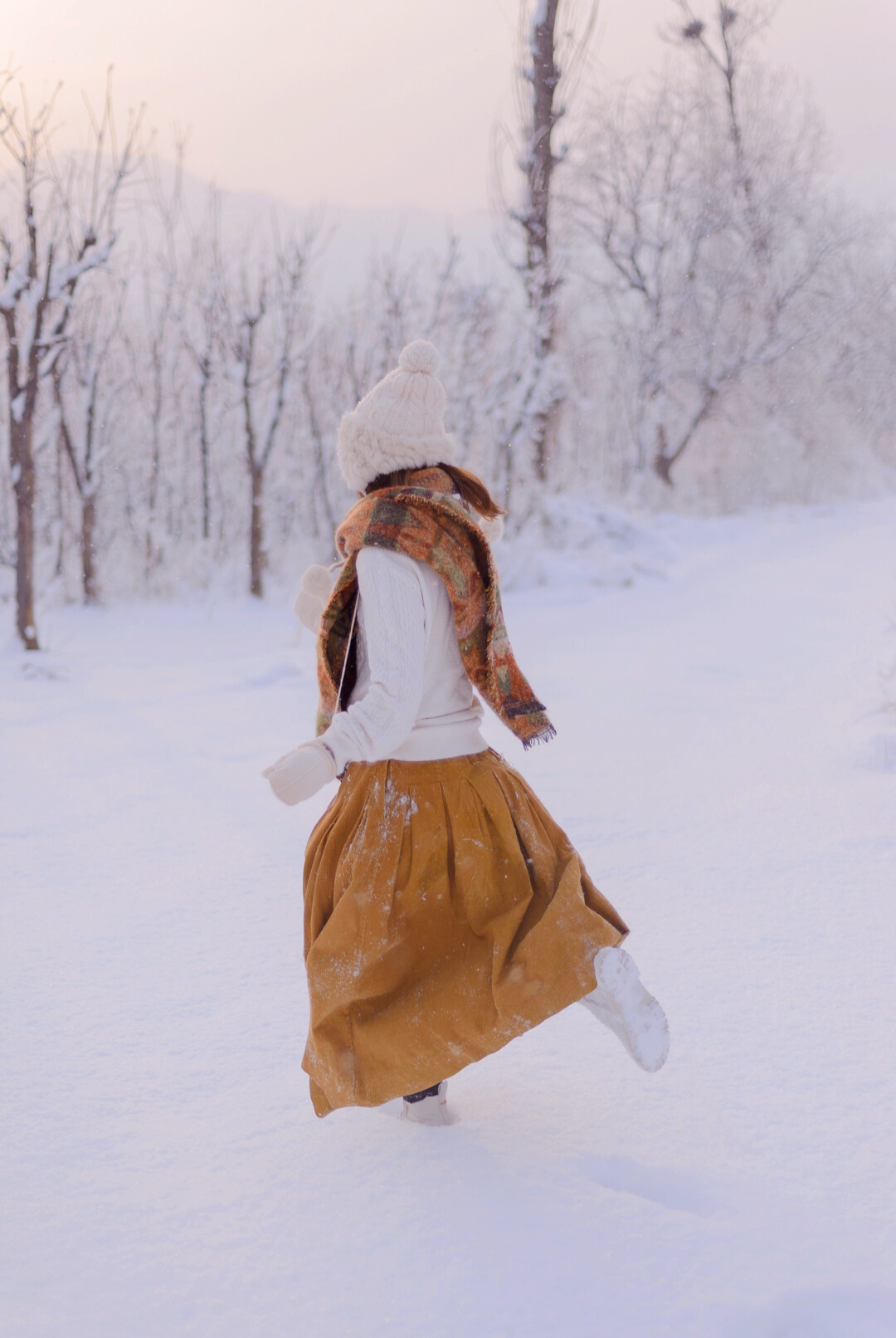 孤独背影雪地里走路的高清壁纸女性唯美冬季照片雪地大衣美女背影图片