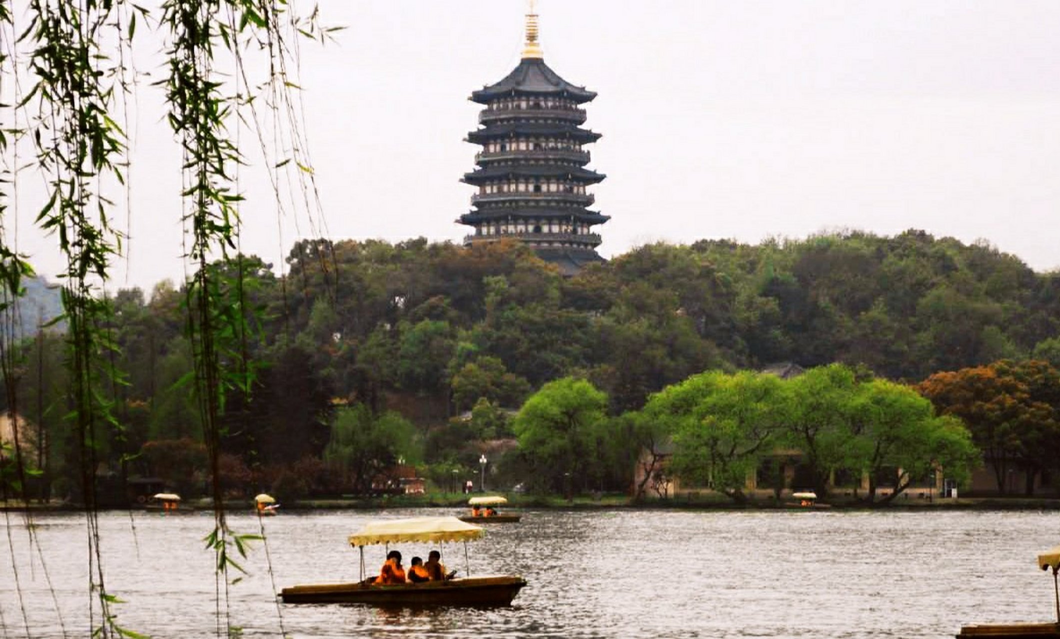 杭州西湖花神庙一副对联: 翠翠红红处处莺莺燕燕 风风雨雨年年暮暮朝
