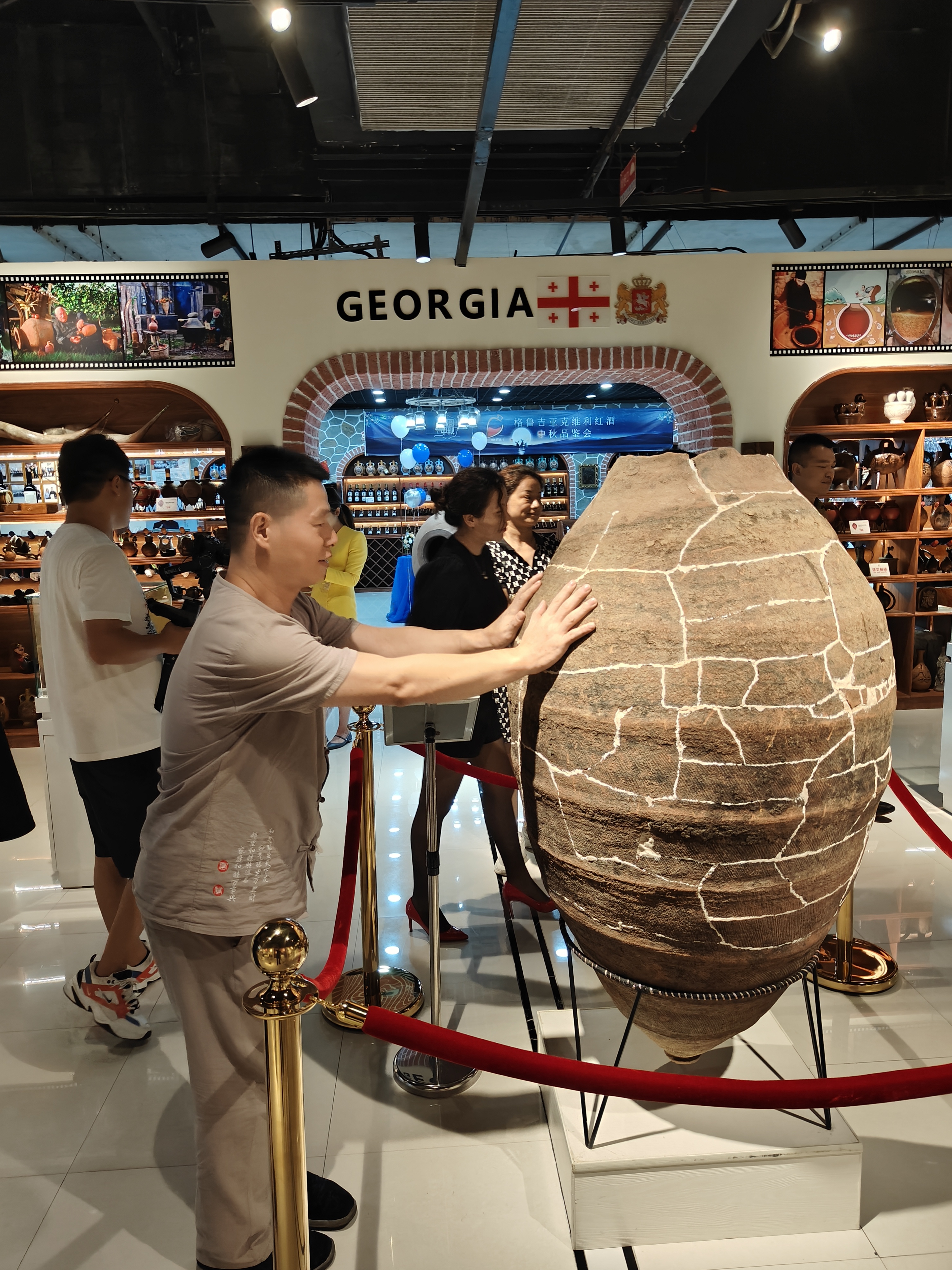 义乌广播电视电台的幸运粉丝们在格鲁吉亚红酒博物馆共同举办迎中秋