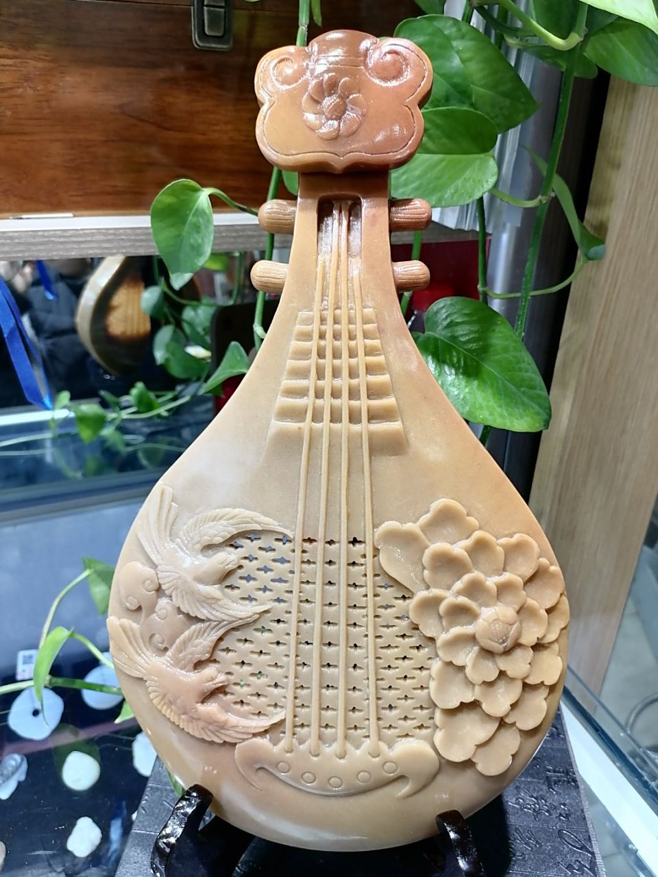 炫炫新品[给力] 新疆金丝玉—琵琶摆件[赞同]琵琶头部俏红巧雕如意