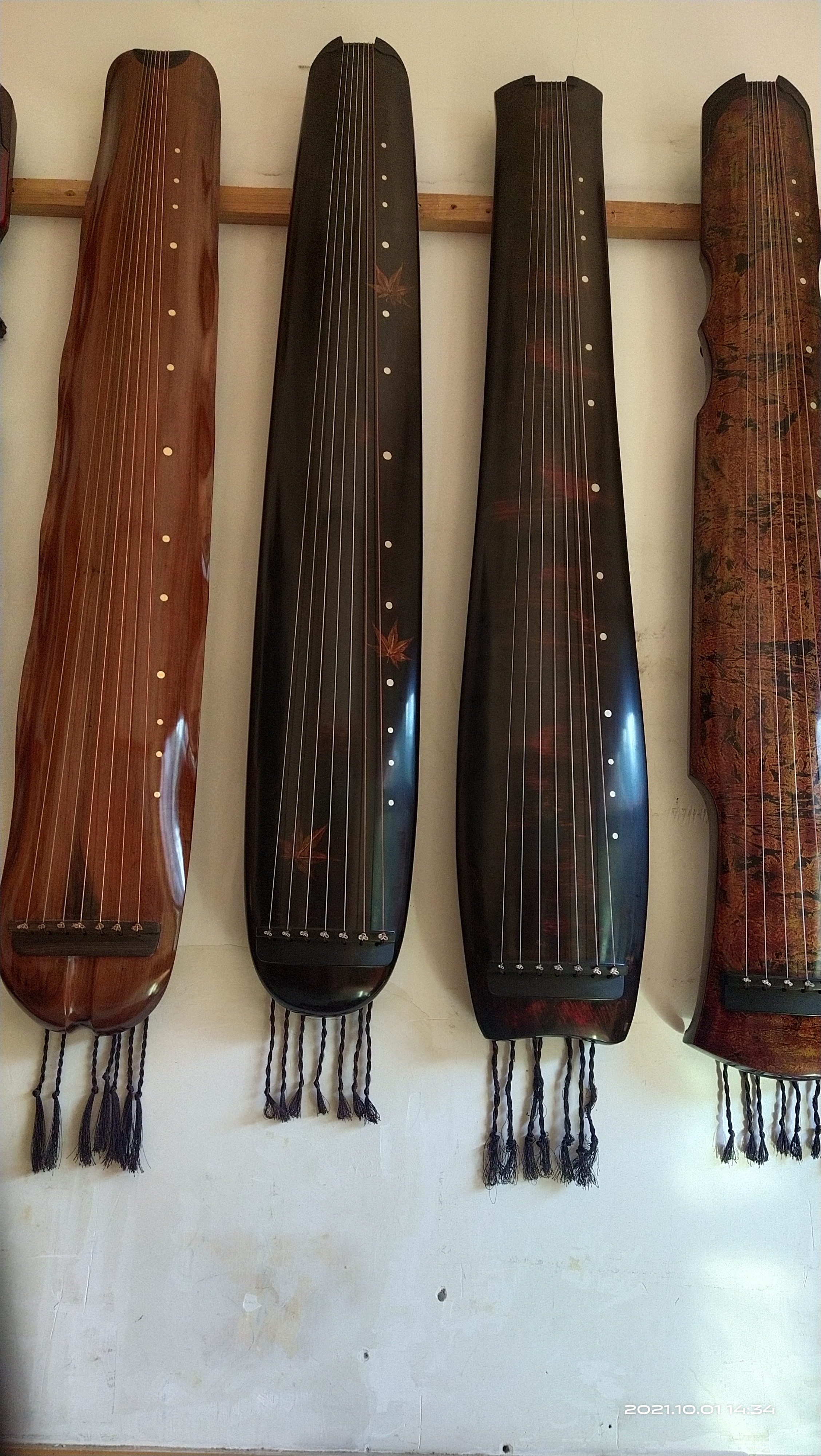 今日分享古琴,古琴的款式越来越多,漆面的花色也都是精益求精的.