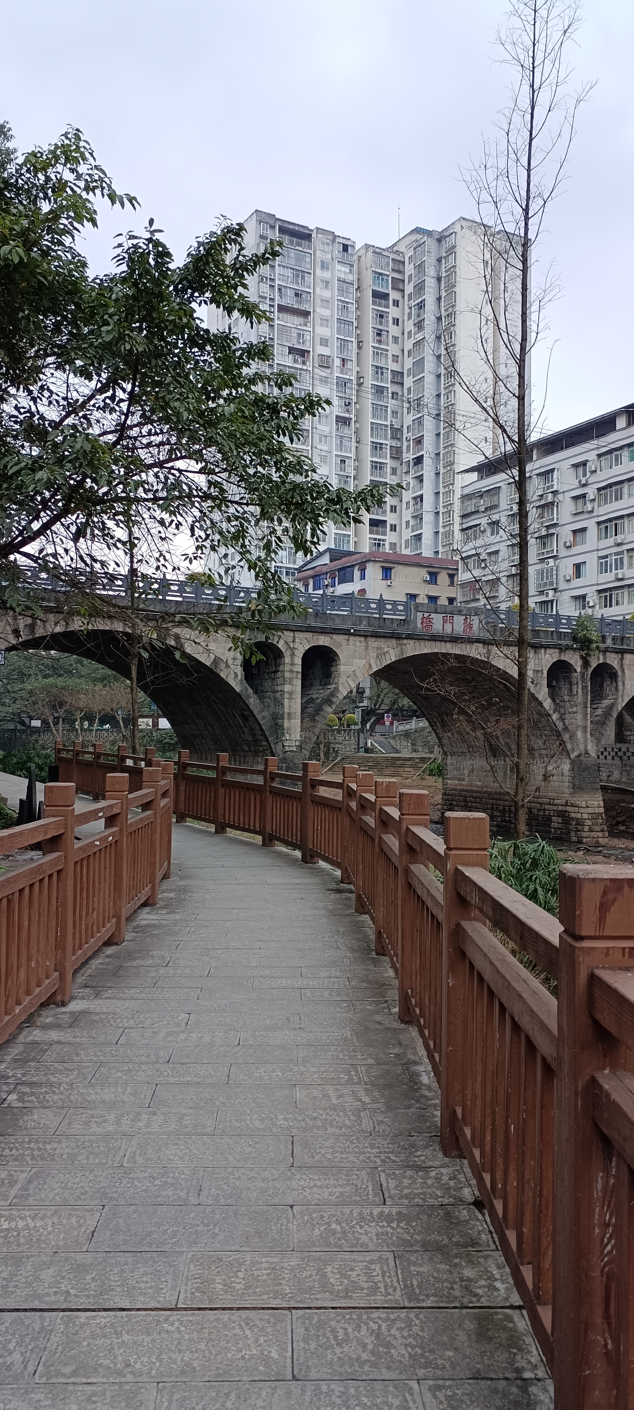 重綦江"兰花科技展览中心"沿通惠河到三角镇,路程3公里左右