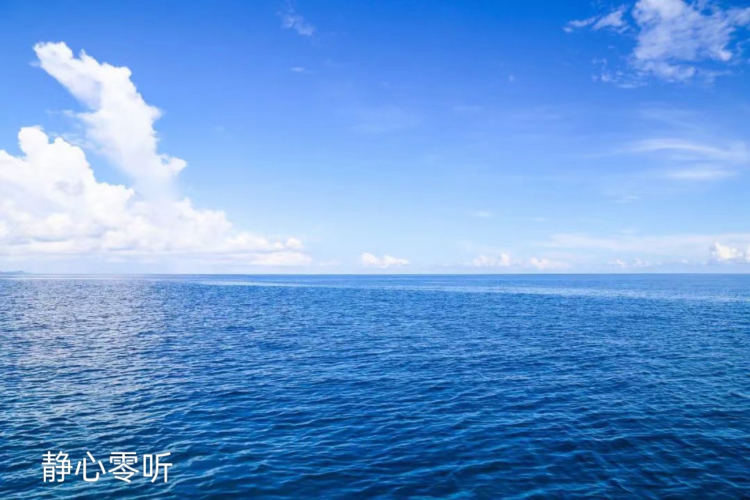 海风轻拂,我仿佛置身于这片无垠的蓝色之中,感受着