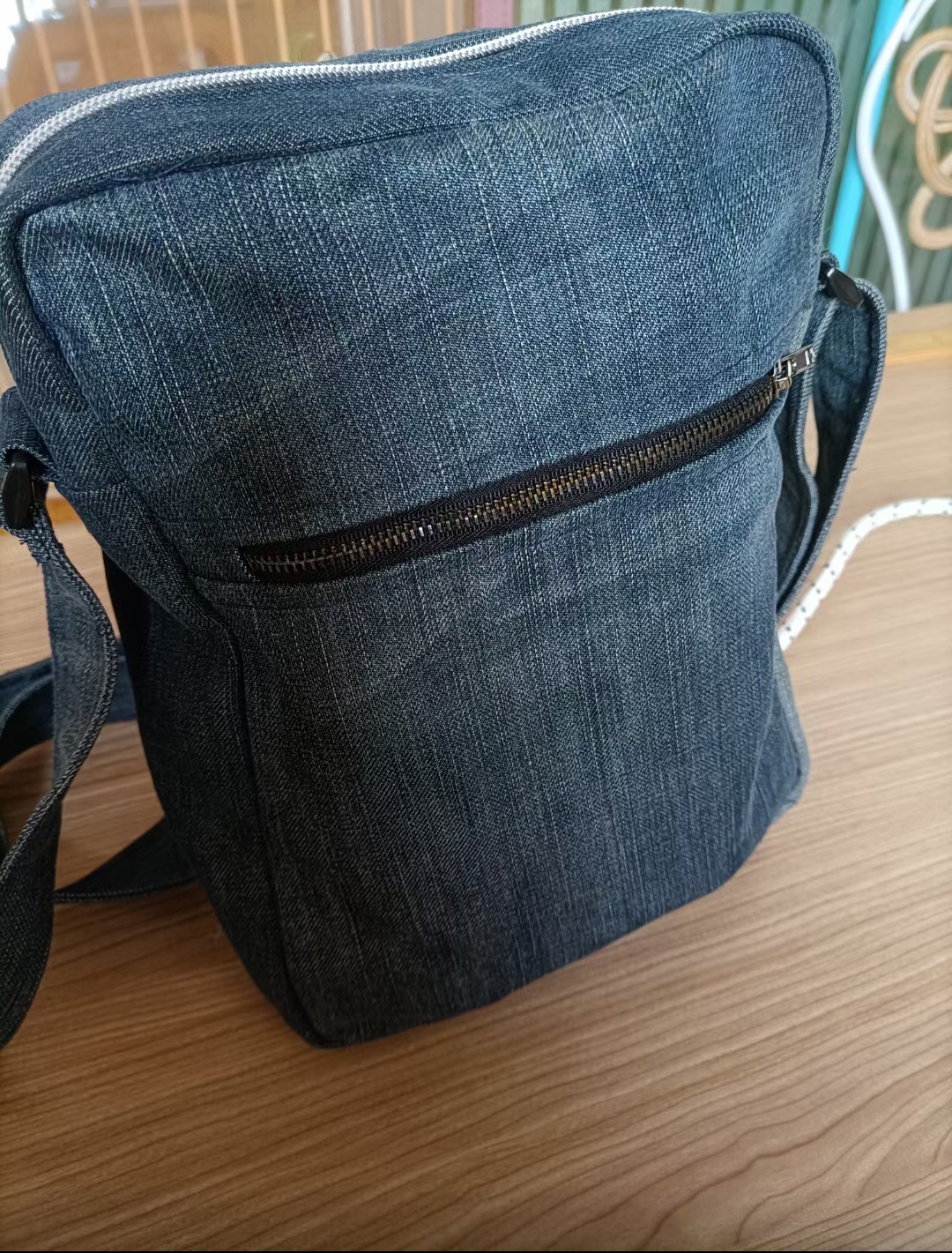 牛仔裤改成斜挎包,一条不穿的牛仔裤运用正反两面的色差设计一款斜挎