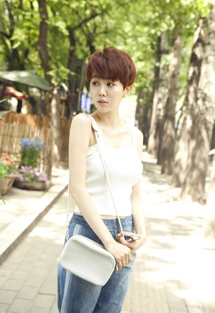 姜妍的颜值和身材十分完美,她的穿搭也是大气随性洒脱自然,精致的五官