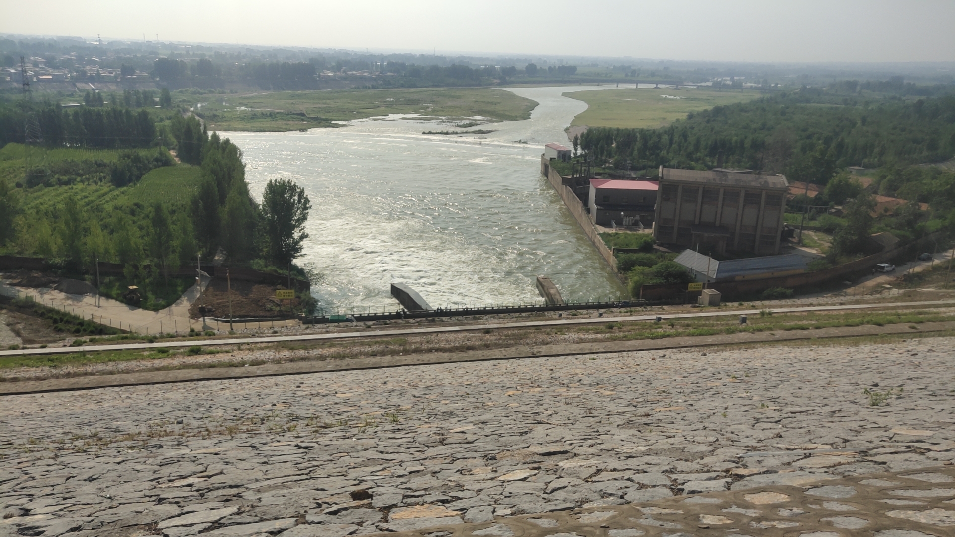 今天无事去岳城水库大坝溜达了一圈,特意到泄洪洞那儿看了看,看看现在