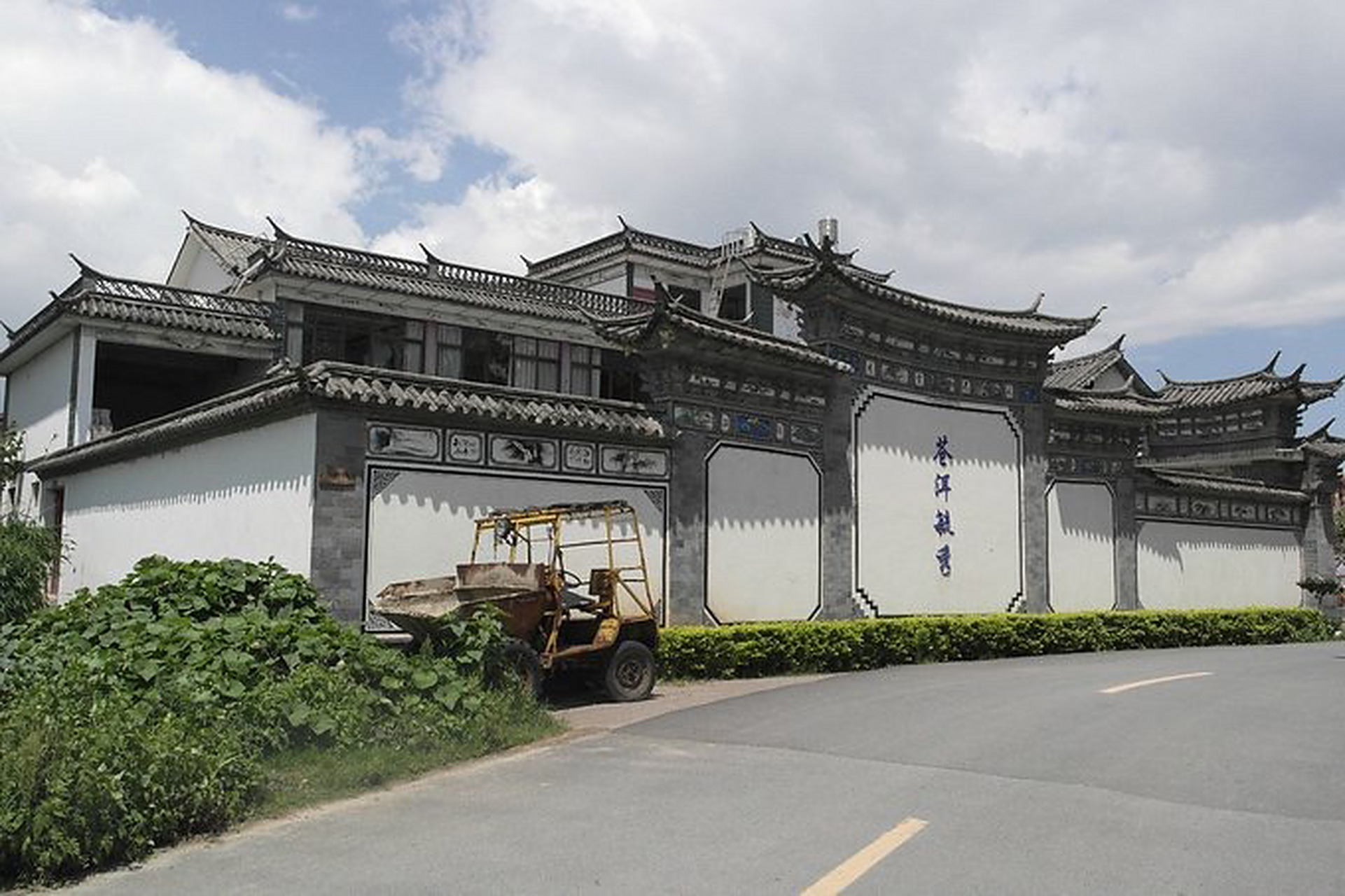 三坊一照壁"是大理州洱源县凤羽镇白族民居建筑艺术的集中体现,院落由