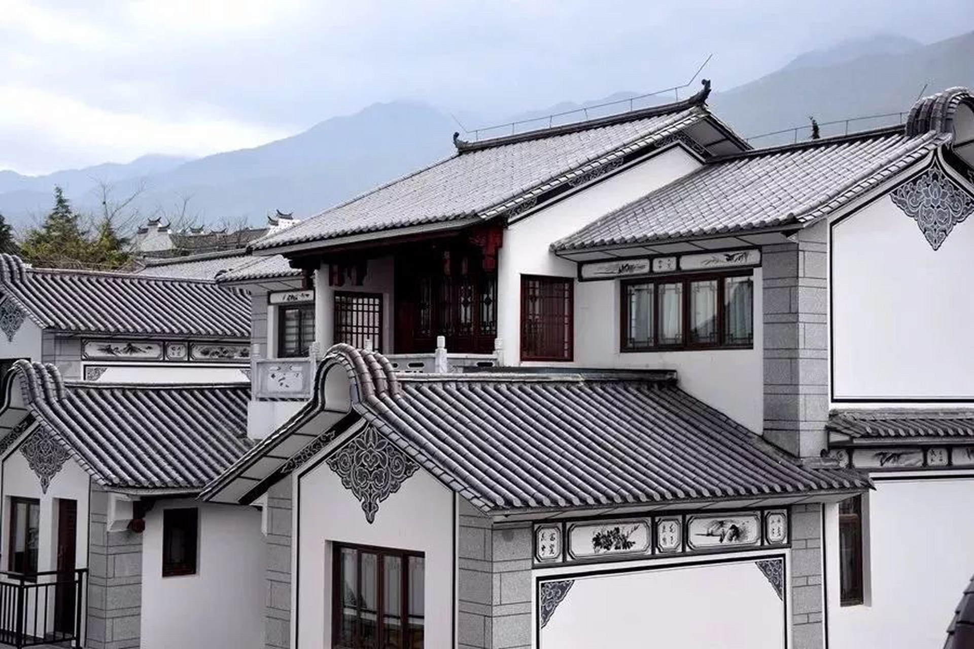 三坊一照壁"是大理州洱源县凤羽镇白族民居建筑艺术的集中体现,院落由
