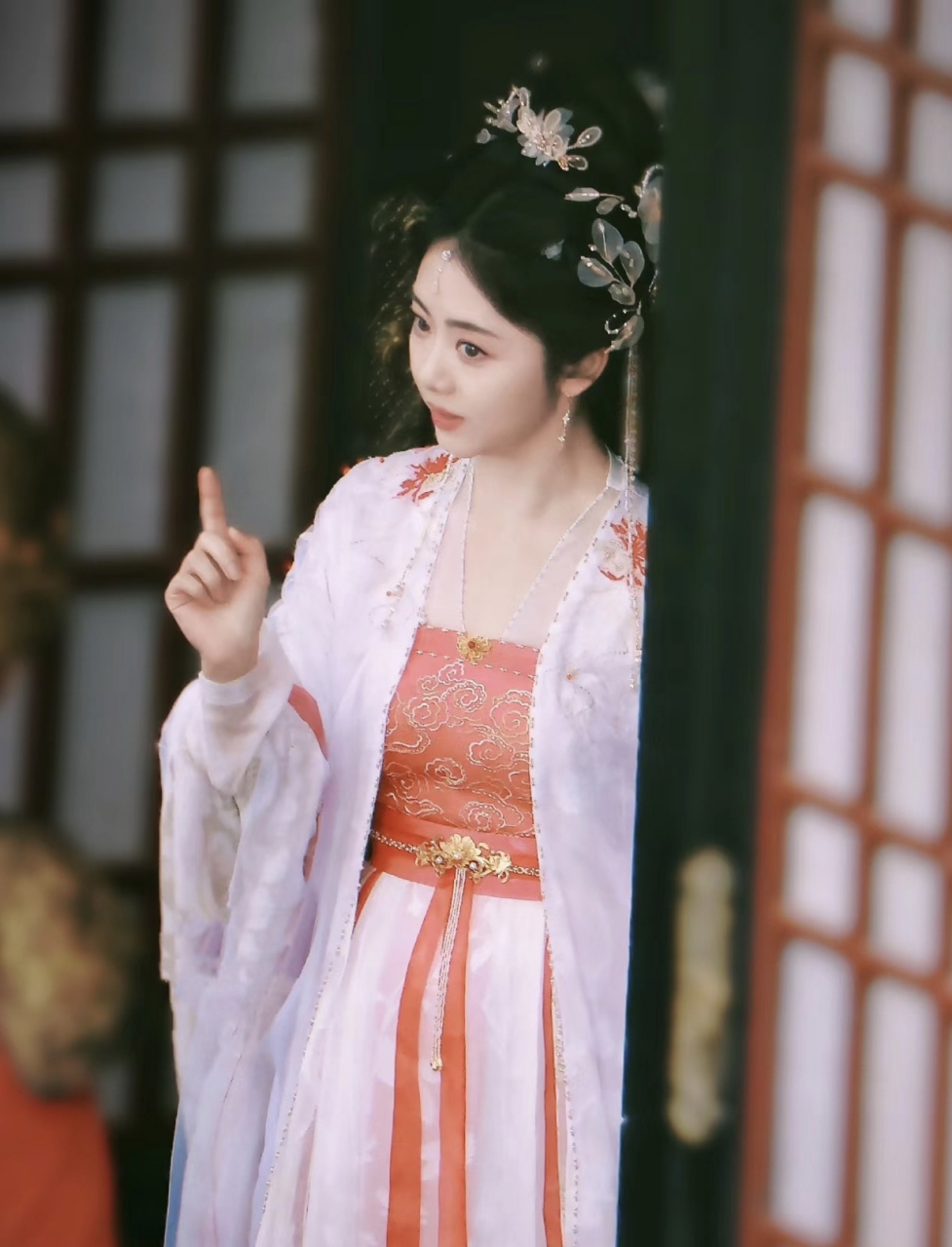 谭松韵古装造型合集,虽然她长了一张娃娃脸,但古装扮相也挺好看的