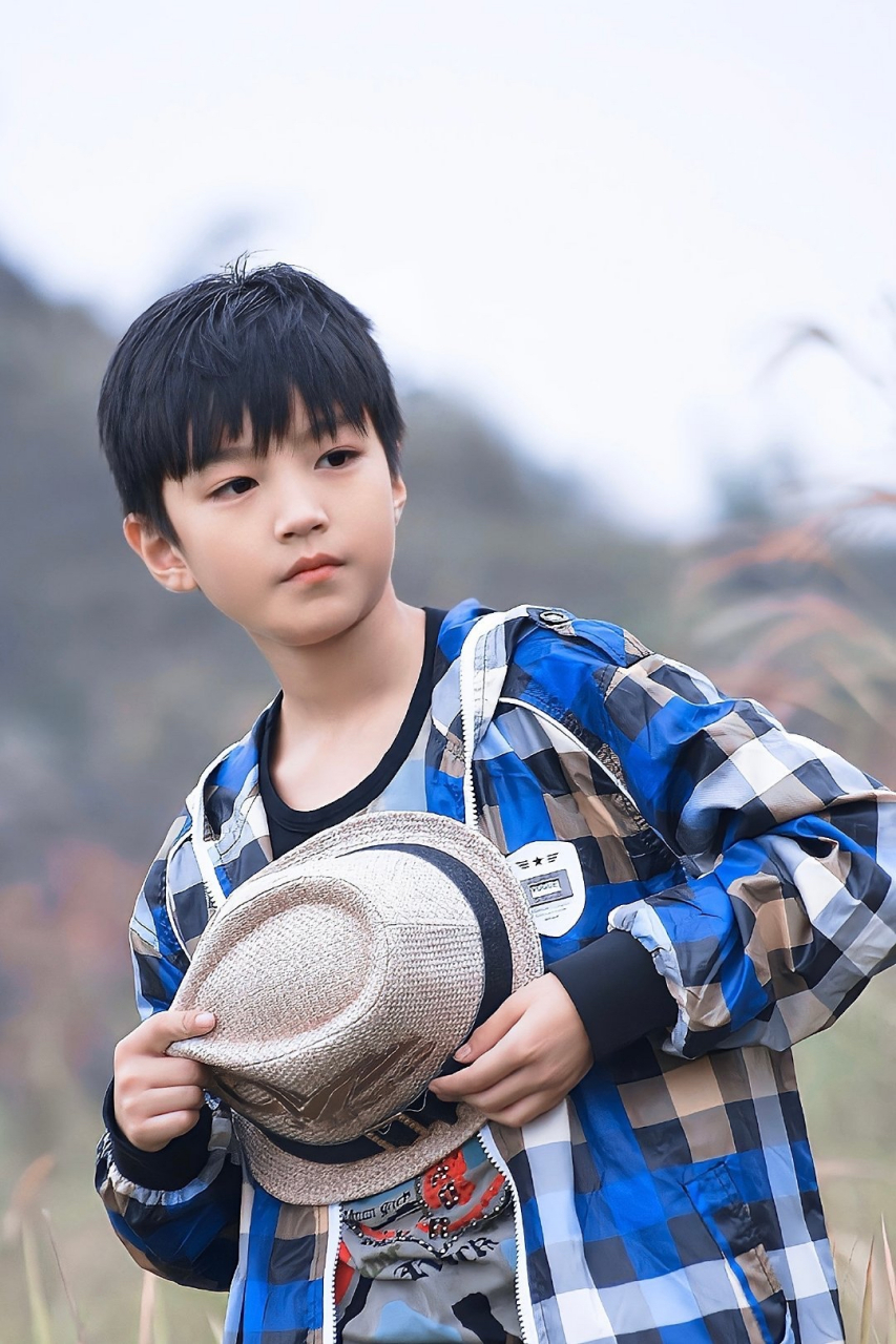 小时候的王俊凯脸肉肉的,顶着一个锅盖头,就像一个小奶包,很可爱,好想