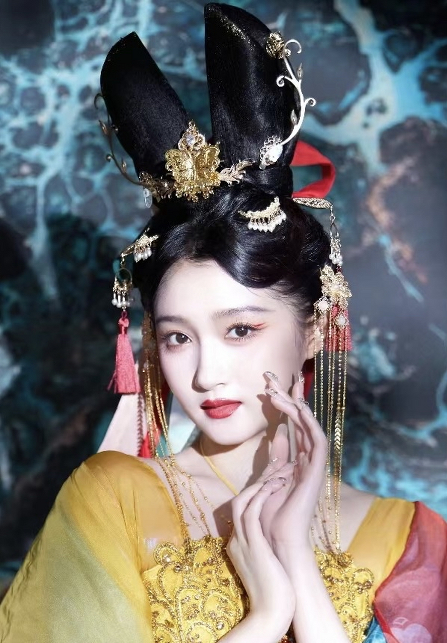 女演员双刀髻发型合集,杨紫《国家宝藏》里的文成公主造型经典大气,孔