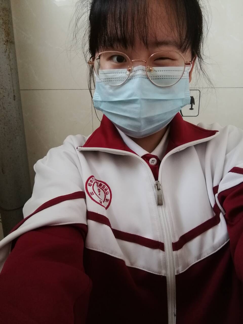 戴口罩穿校服的女生图片