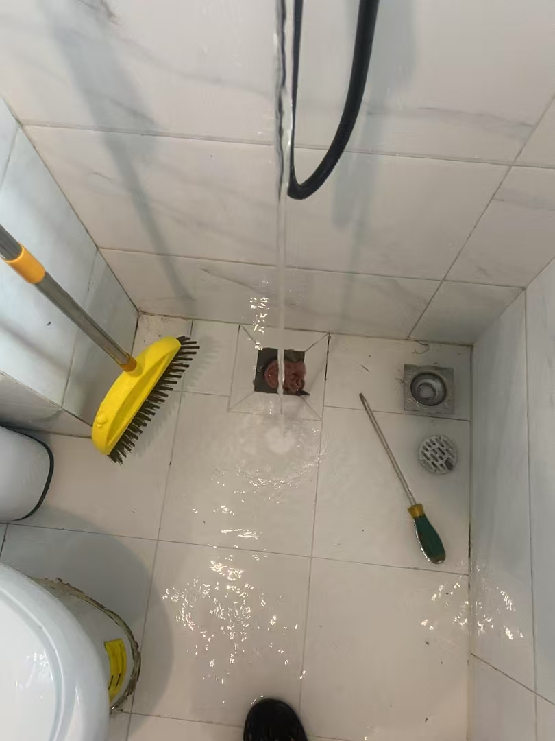 家里卫生间下水道疏通疏通图片家里清理积水图片真实家里清理积水图片