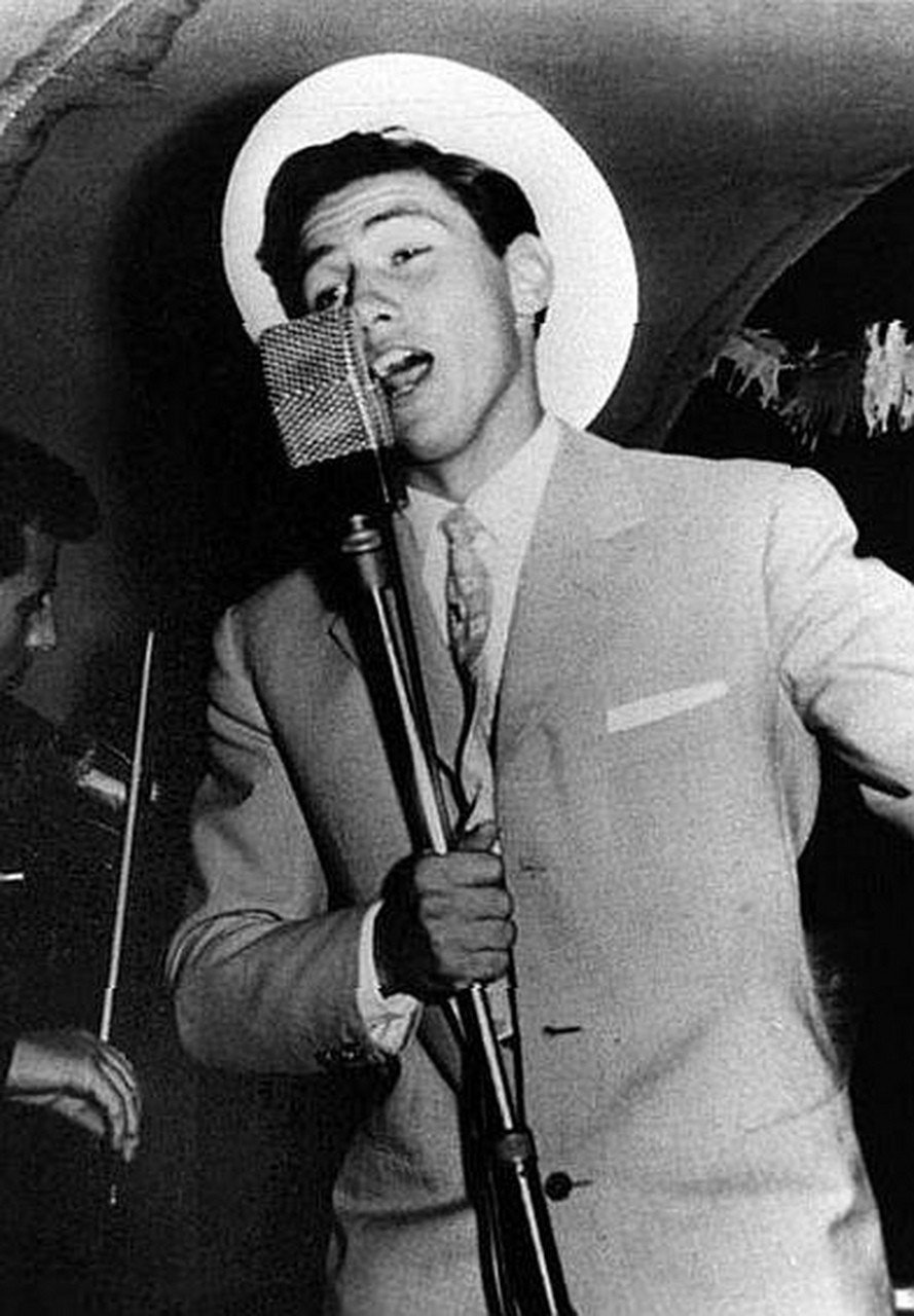 ac米兰的未来老板和未来的意大利总理西尔维奥·贝卢斯科尼在酒吧唱歌