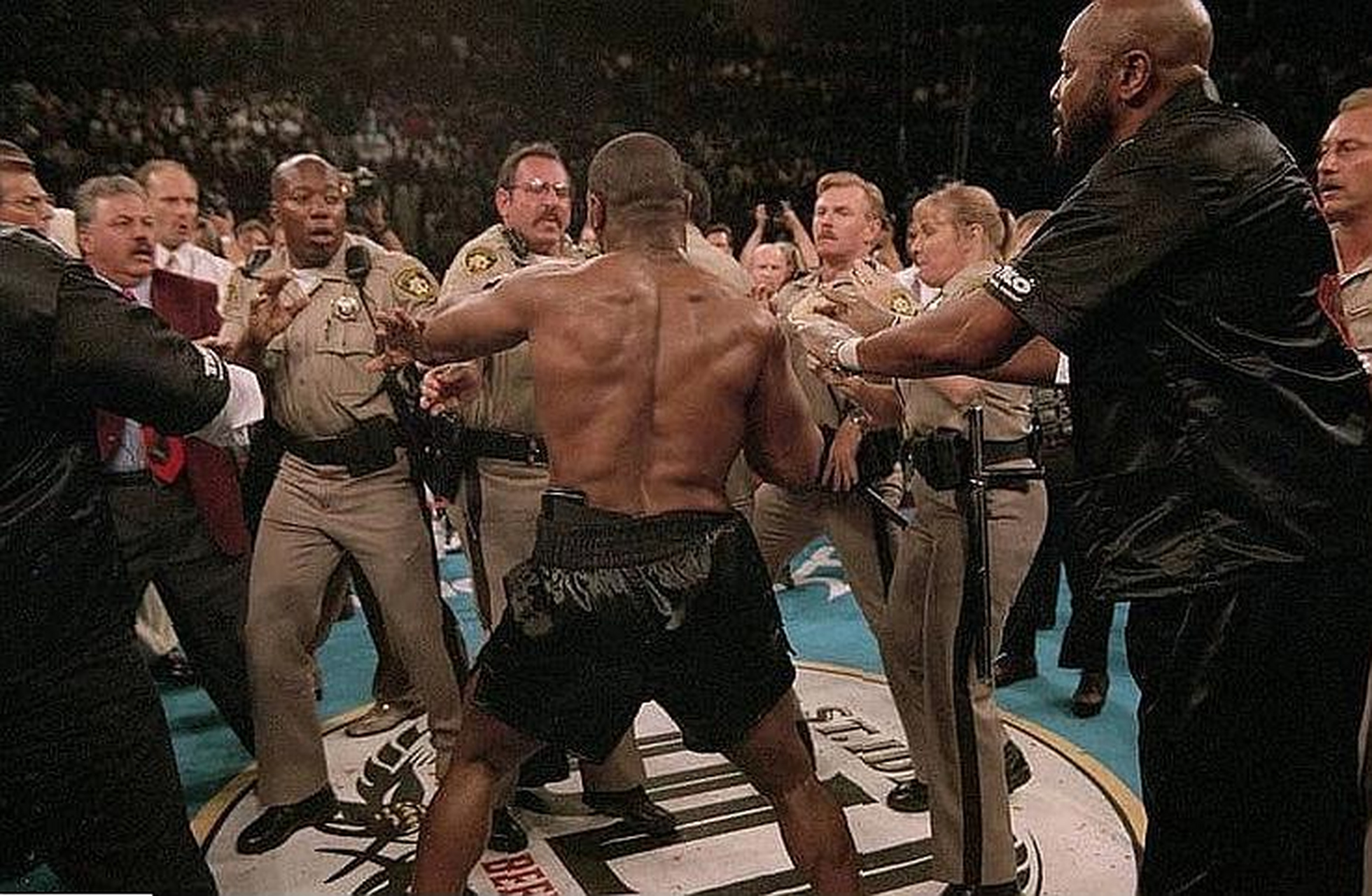 警察试图逮捕迈克·泰森,因为他咬掉了伊万德·霍利菲尔德的耳朵.