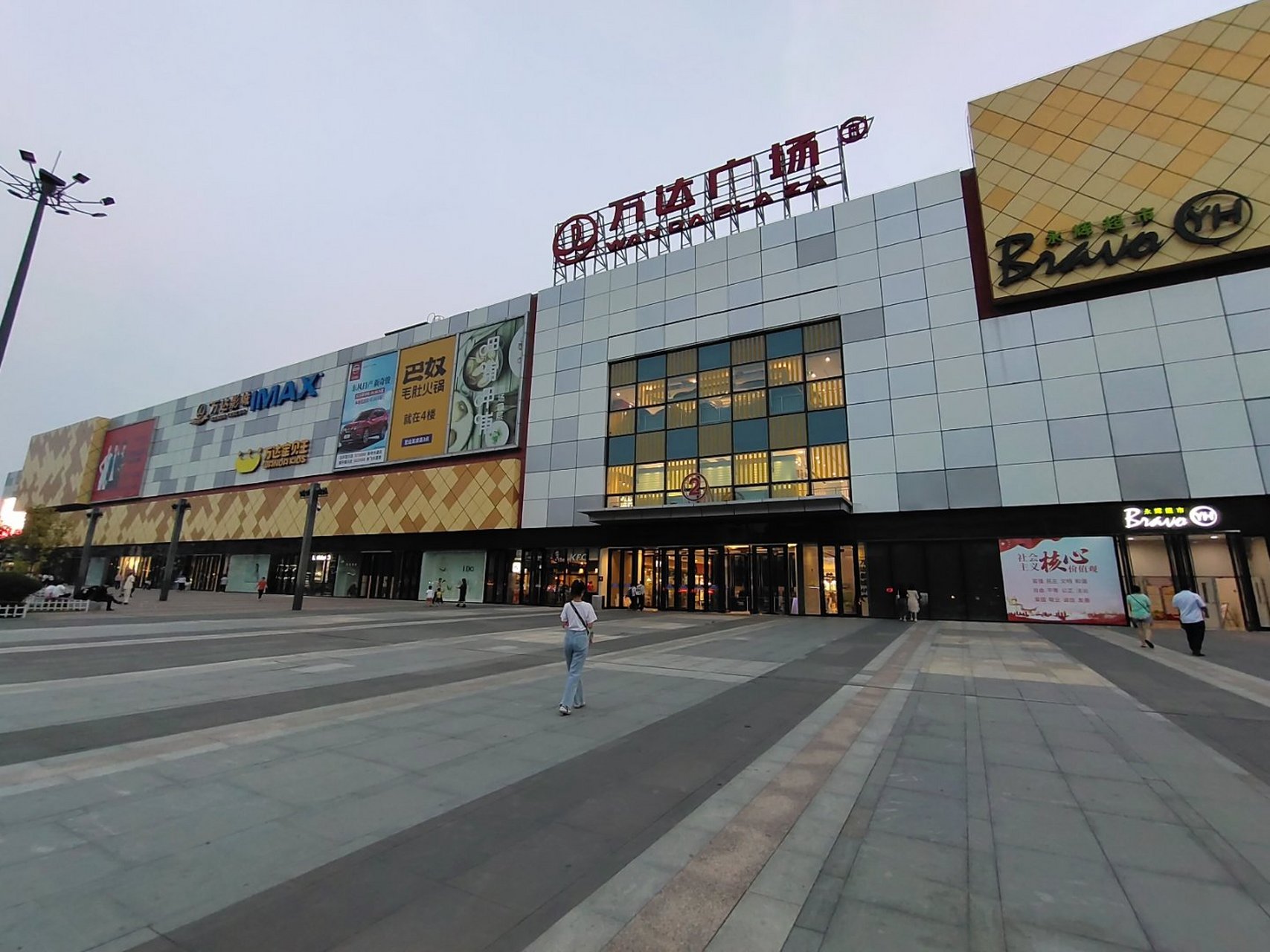 随手拍秋天# 我随手一拍的秋天照是新乡的万达广场,周末休闲的好却Ζ