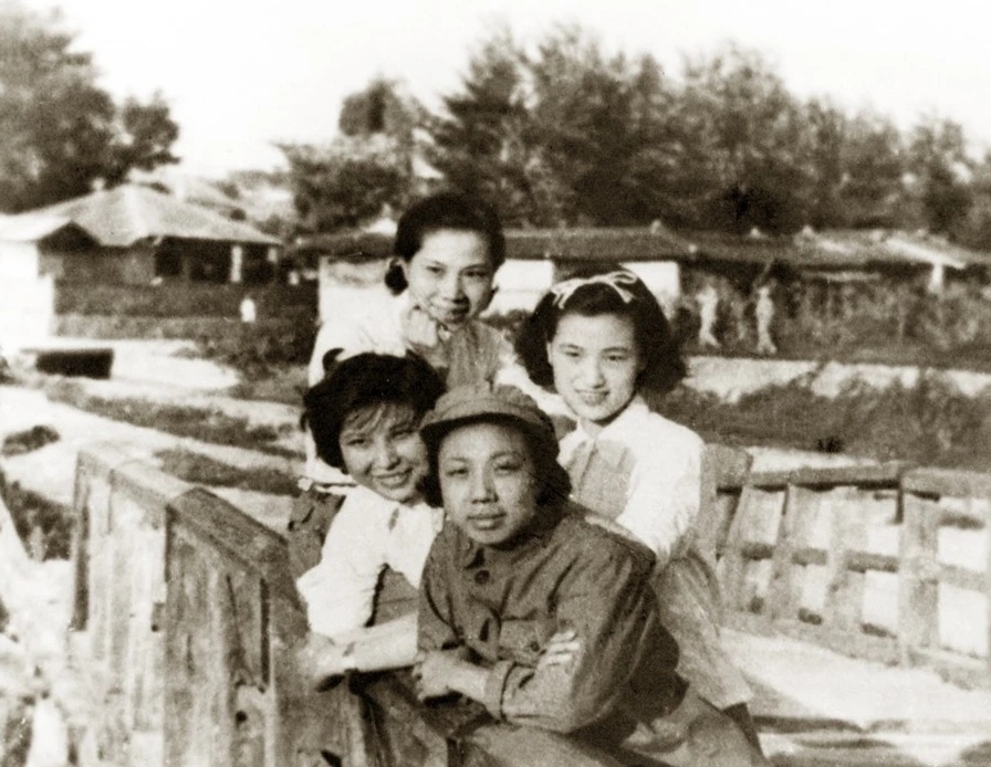 1953年,著名越剧演员徐玉兰,王文娟,徐慧琴,筱桂芳在朝鲜前线,作慰问