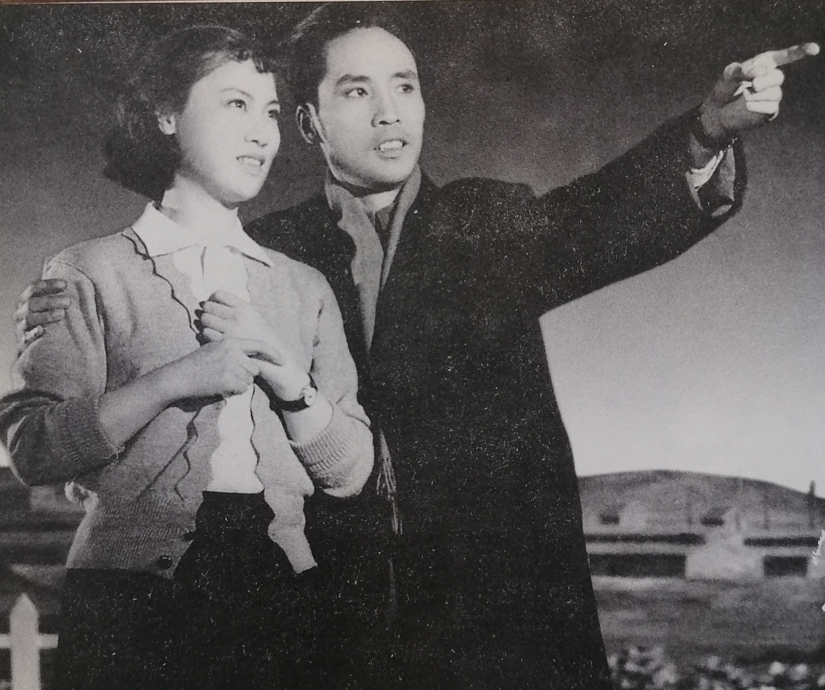 六十年代初,北影演员剧团排演话剧《浮沉》 ,这张剧照左边是著名电影