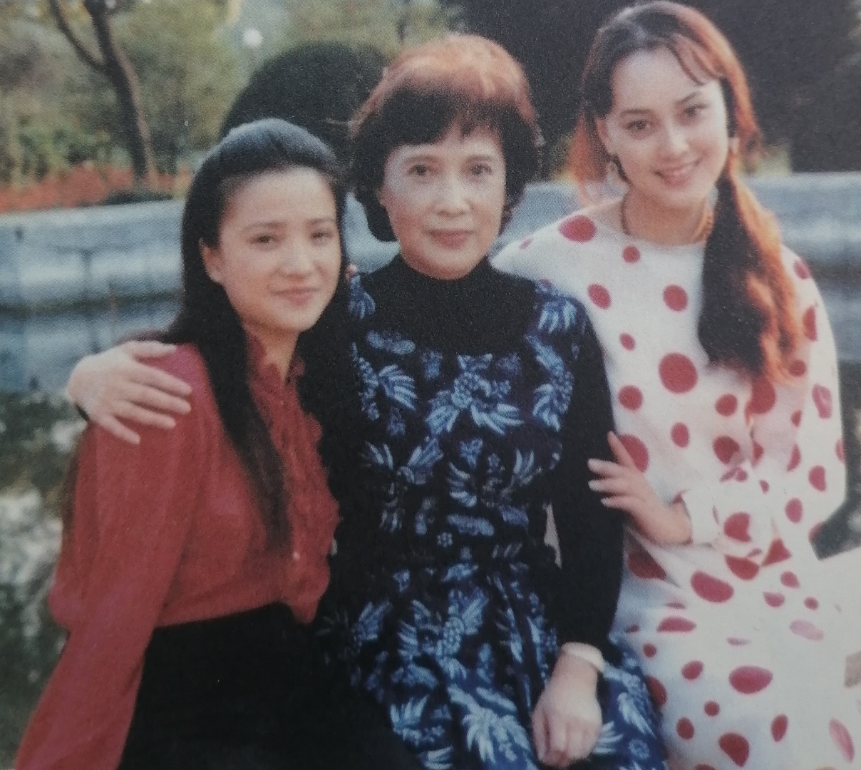 八十年代,著名电影演员秦怡与青年演员何晴(左1),宋佳(右1)相逢合影