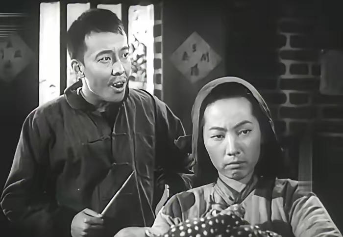 这是五十年代拍摄的电影《翠岗红旗》中的一个镜头,看着这两位演员有