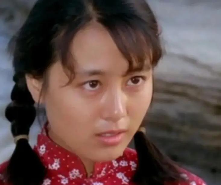 1984年她因在电影《人生》中成功饰演了女主角刘巧珍,而荣获第8届大众