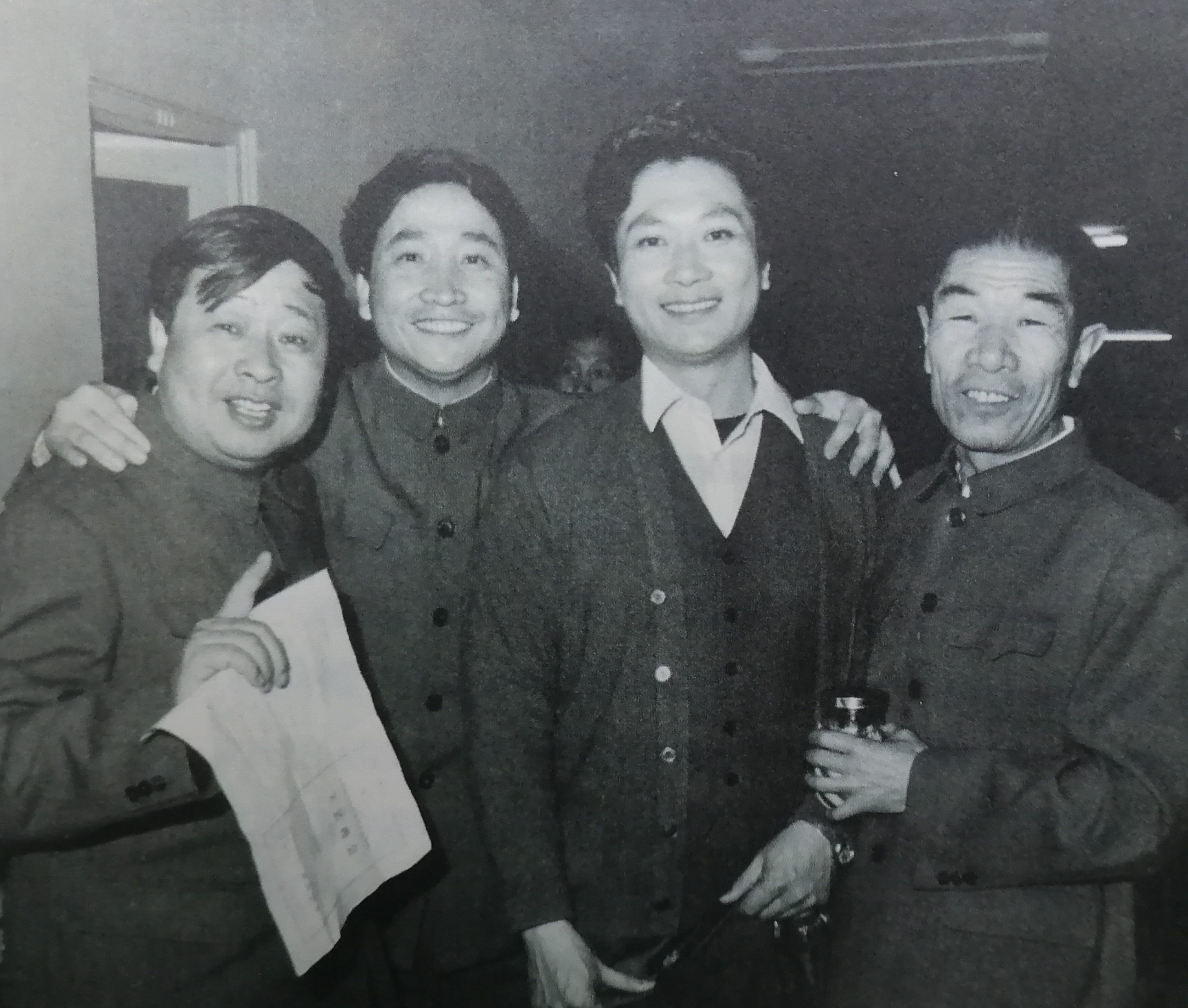 这是八十年代,著名电影演员梁波罗(右2)和三位相声演员的合影,这三位