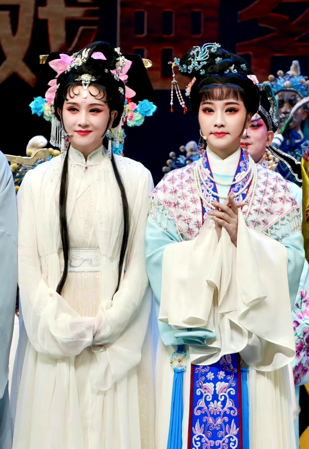 8月29日,在上海逸夫舞台"云水仙缘七夕鹊桥会"演唱会上,看着单仰萍和