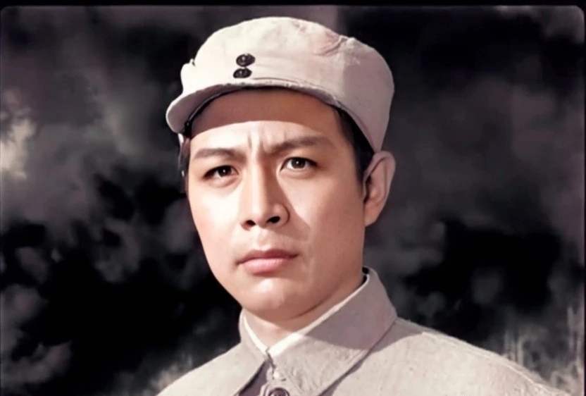 1979年,惊险谍战影片《保密局的枪声》上映,观众排着长队买电影票观看
