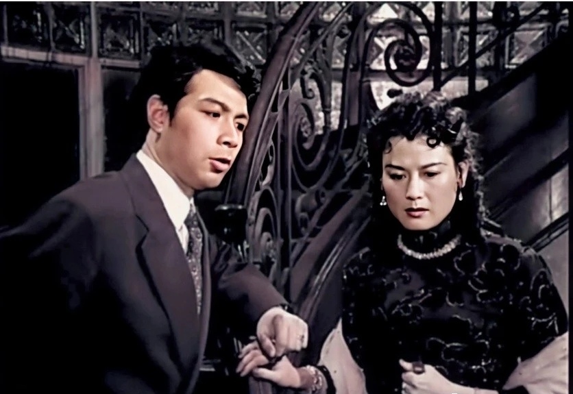 1979年,惊险谍战影片《保密局的枪声》上映,观众排着长队买电影票观看