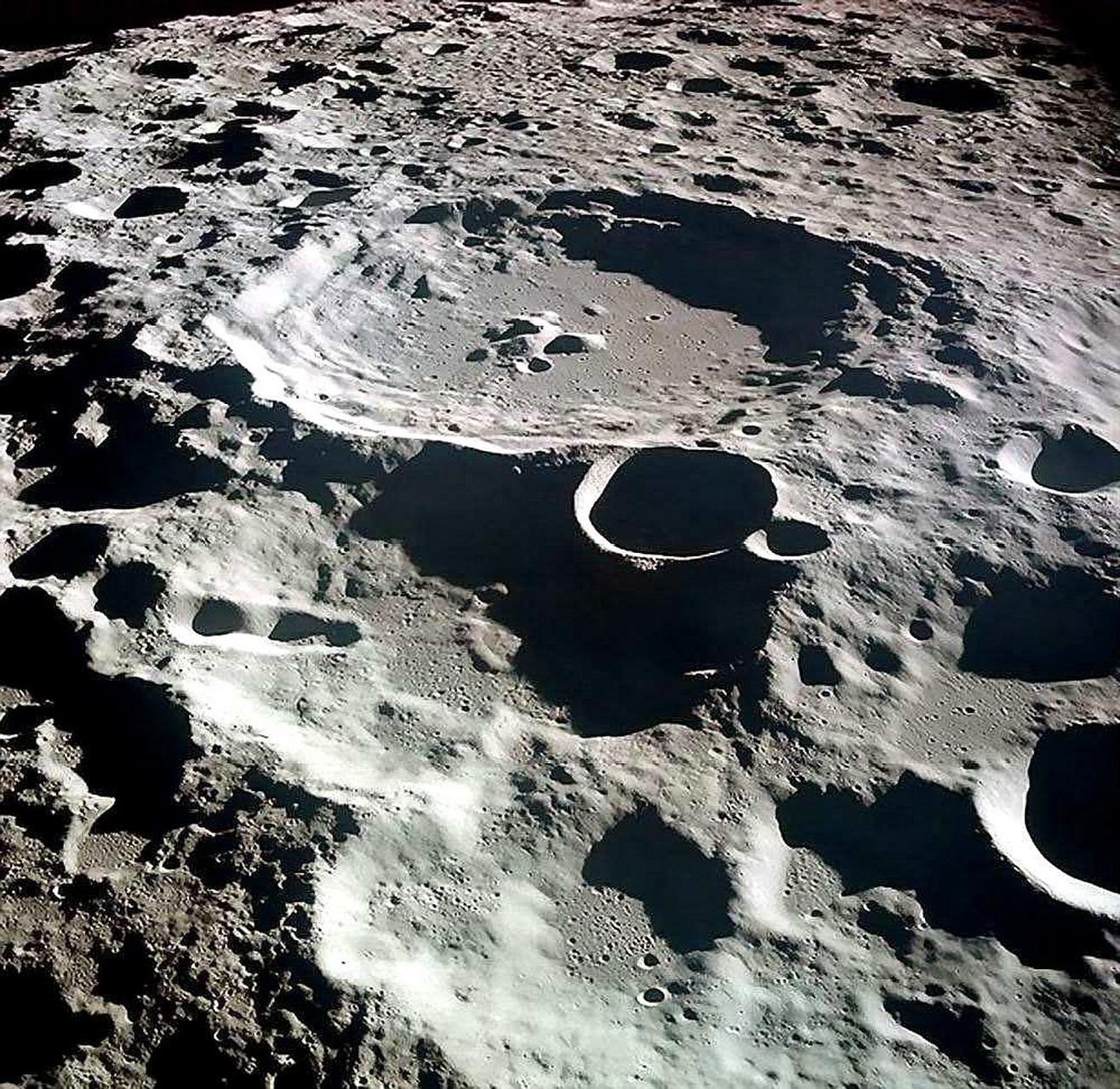 阿波罗11美国登月其中采集的月岩有五百克送给了荷兰.