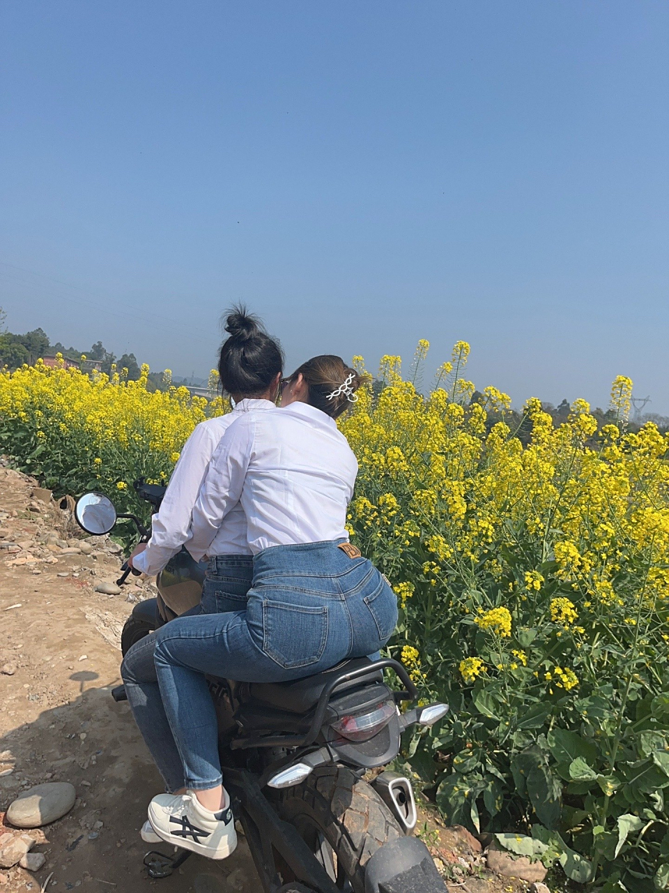 买个摩托车去拉客,拉客只拉女模特