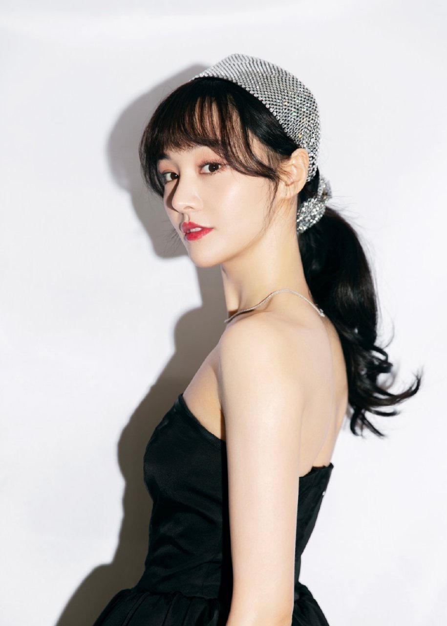 郑爽# 礼服穿搭 黑色抹胸连衣裙搭配银色发饰 凸显优越的天鹅颈 真是